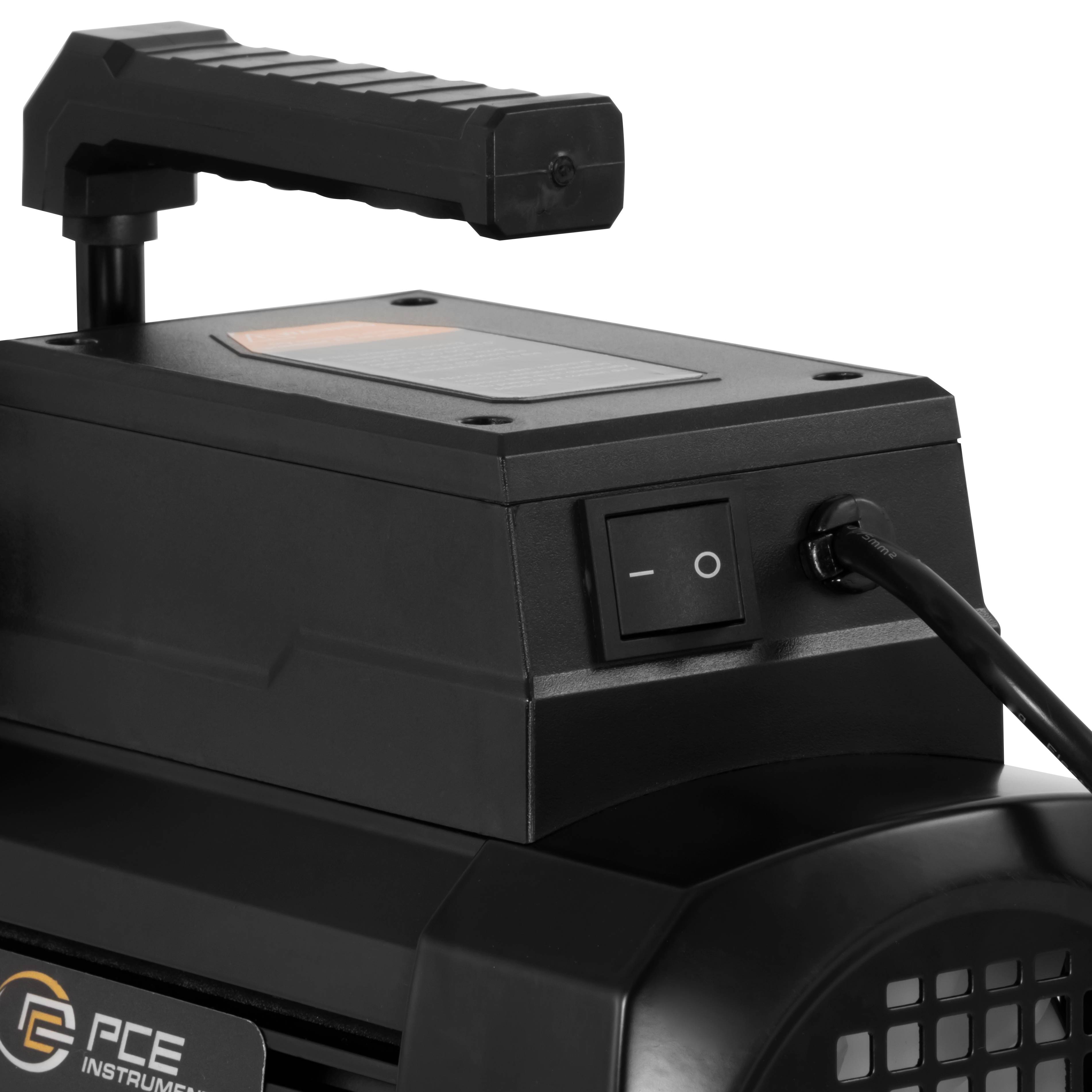 Ein schwarzer Netzschalter auf einem elektronischen Gerät. Der Schalter befindet sich in der Aus-Position, und das Gerät hat einen Griff und ein belüftetes Design.