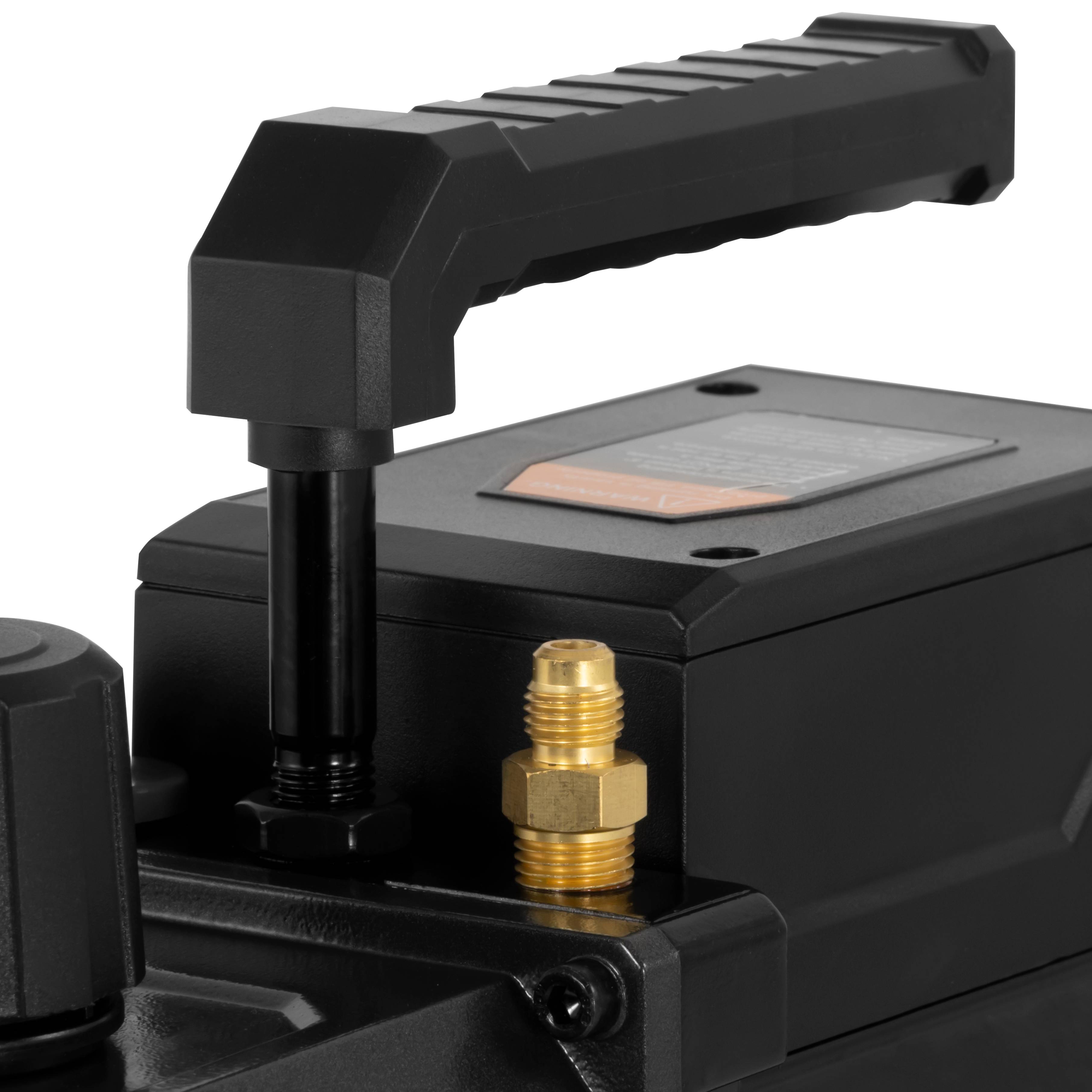 Eine Nahaufnahme einer industriellen schwarzen Hydraulikpumpe mit einem Griff, schwarzem Gehäuse und einer Messingarmatur, die auf mechanische Verwendung hindeutet.