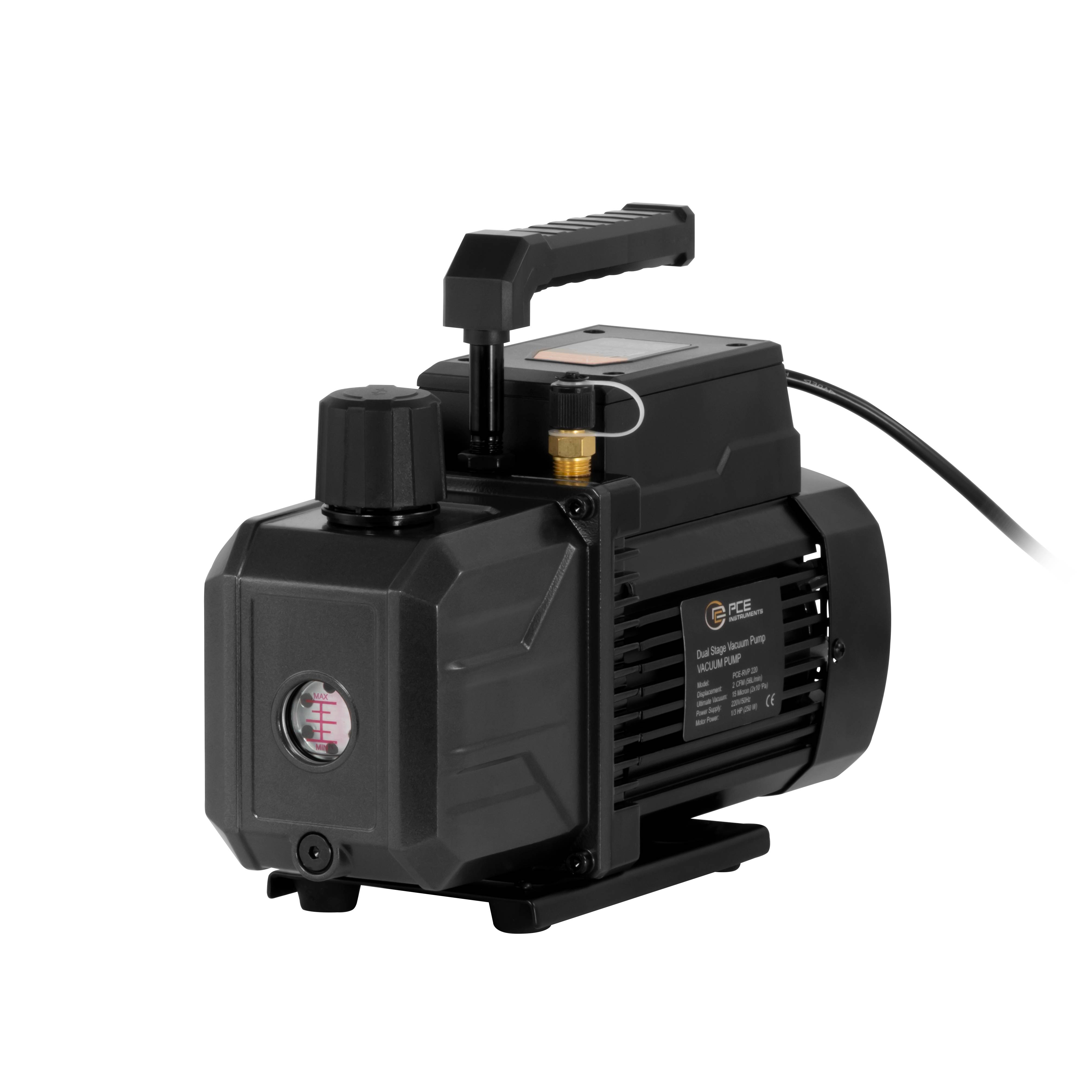 Eine schwarze, strapazierfähige Vakuumpumpe mit Tragegriff und Manometer, designed für industrielle Anwendungen, auf weißem Hintergrund dargestellt.
