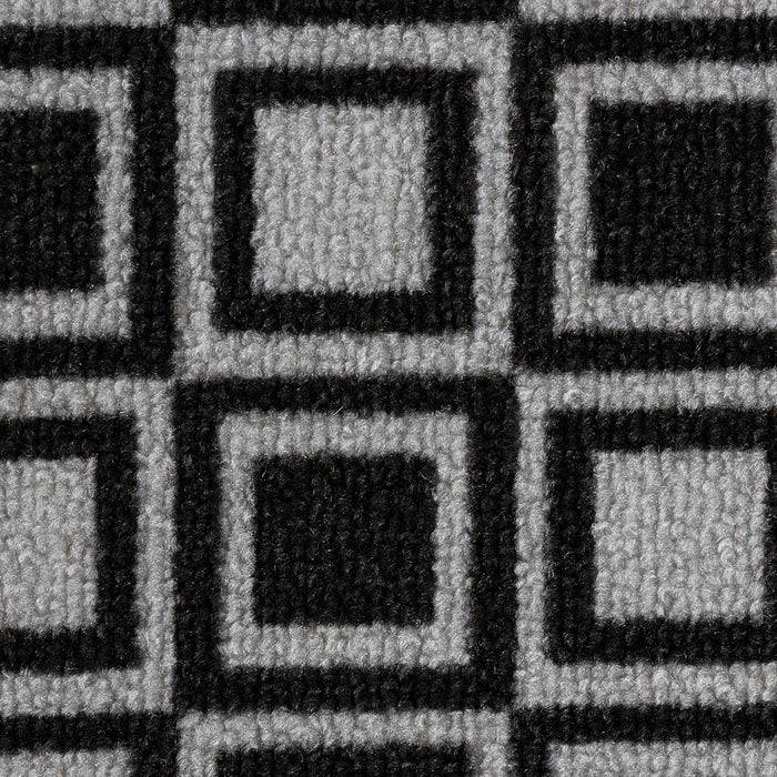 Nahaufnahme eines strukturierten Teppichs mit einem geometrischen Muster aus schwarzen Quadraten mit grauem Rand, die in einer Gitteranordnung angeordnet sind.