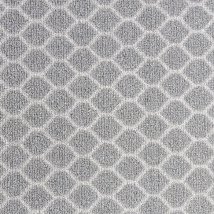 Grauer Teppich mit einem Wabenmuster.