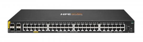 Vorderansicht eines 24-Port-HPE-Switches mit LED-Indikatoren, der für Netzwerkverbindungen zur Verbindung mehrerer Geräte in einem lokalen Netzwerk (LAN) verwendet wird.