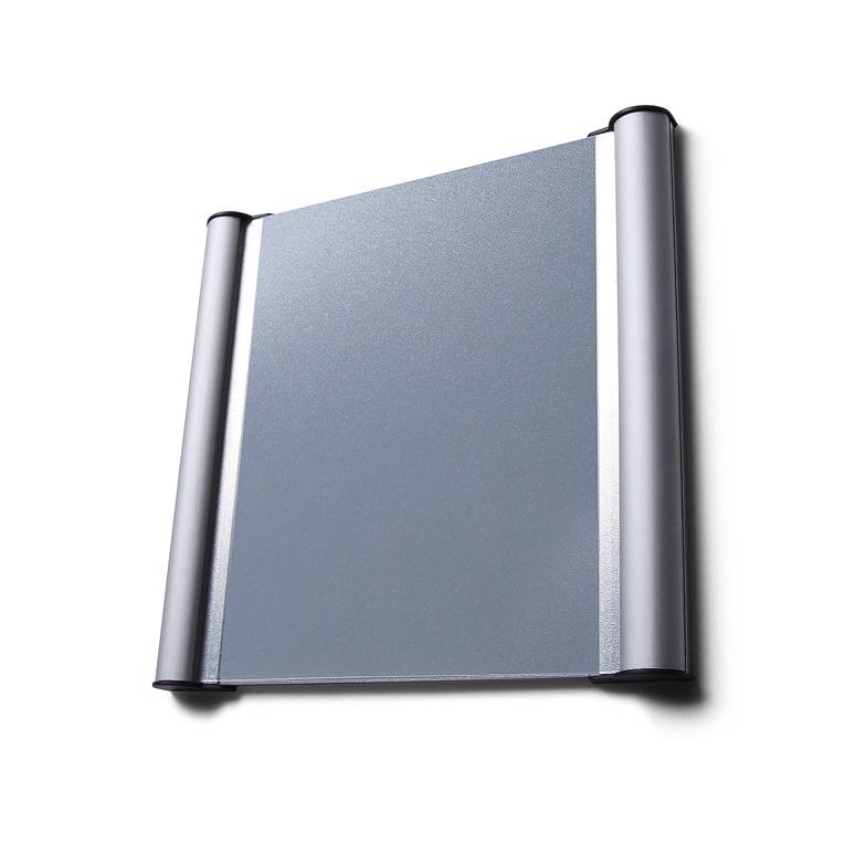 Ein metallisches Rolltor, das teilweise aufgerollt gegen einen weißen Hintergrund liegt und seine glatte silberne Oberfläche und minimalistisches Design hervorhebt.