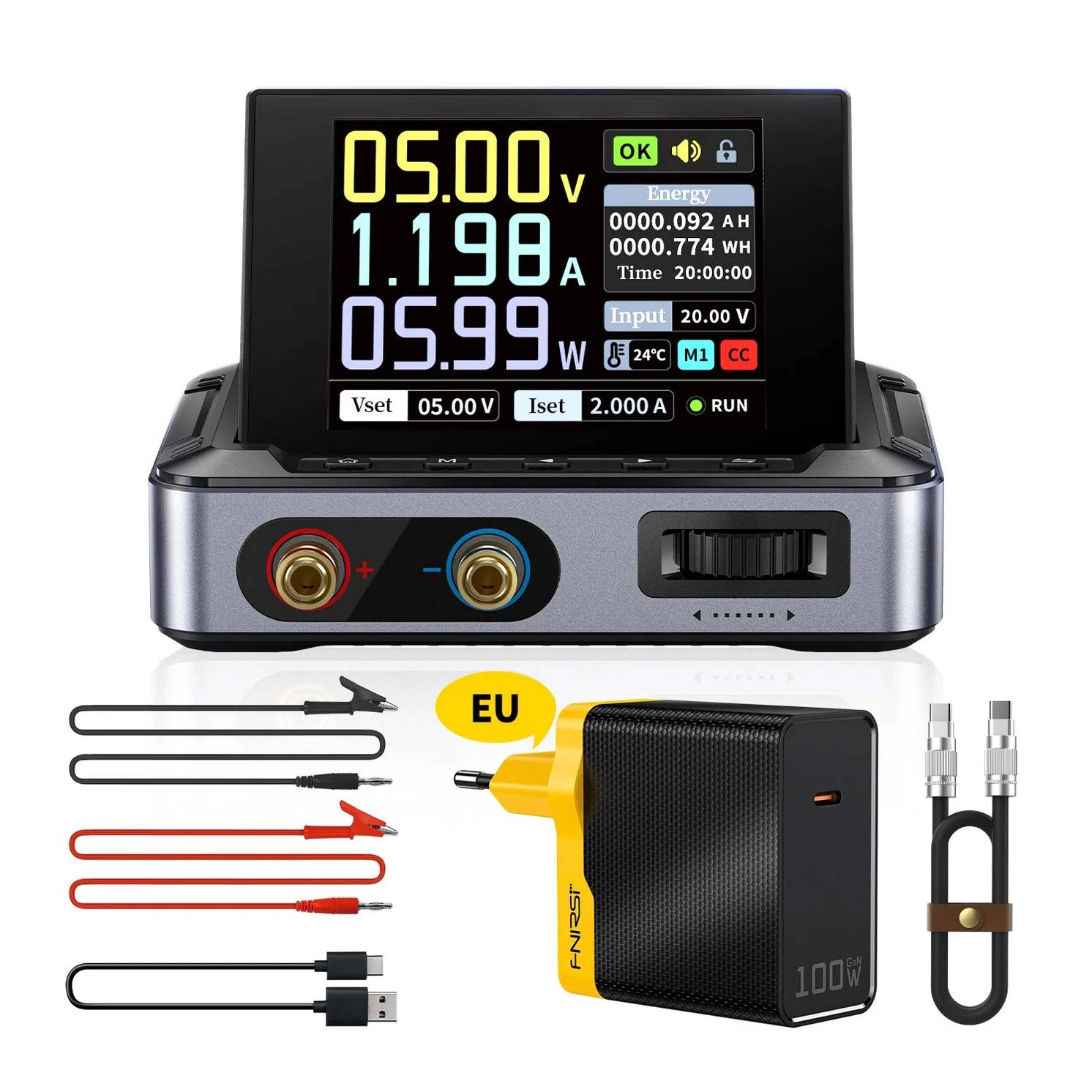 Eine digitale Stromversorgungsanzeige zeigt Spannungs- und Strommessungen an, begleitet von verschiedenen Ladekabeln und einem 100-W-Netzteil.