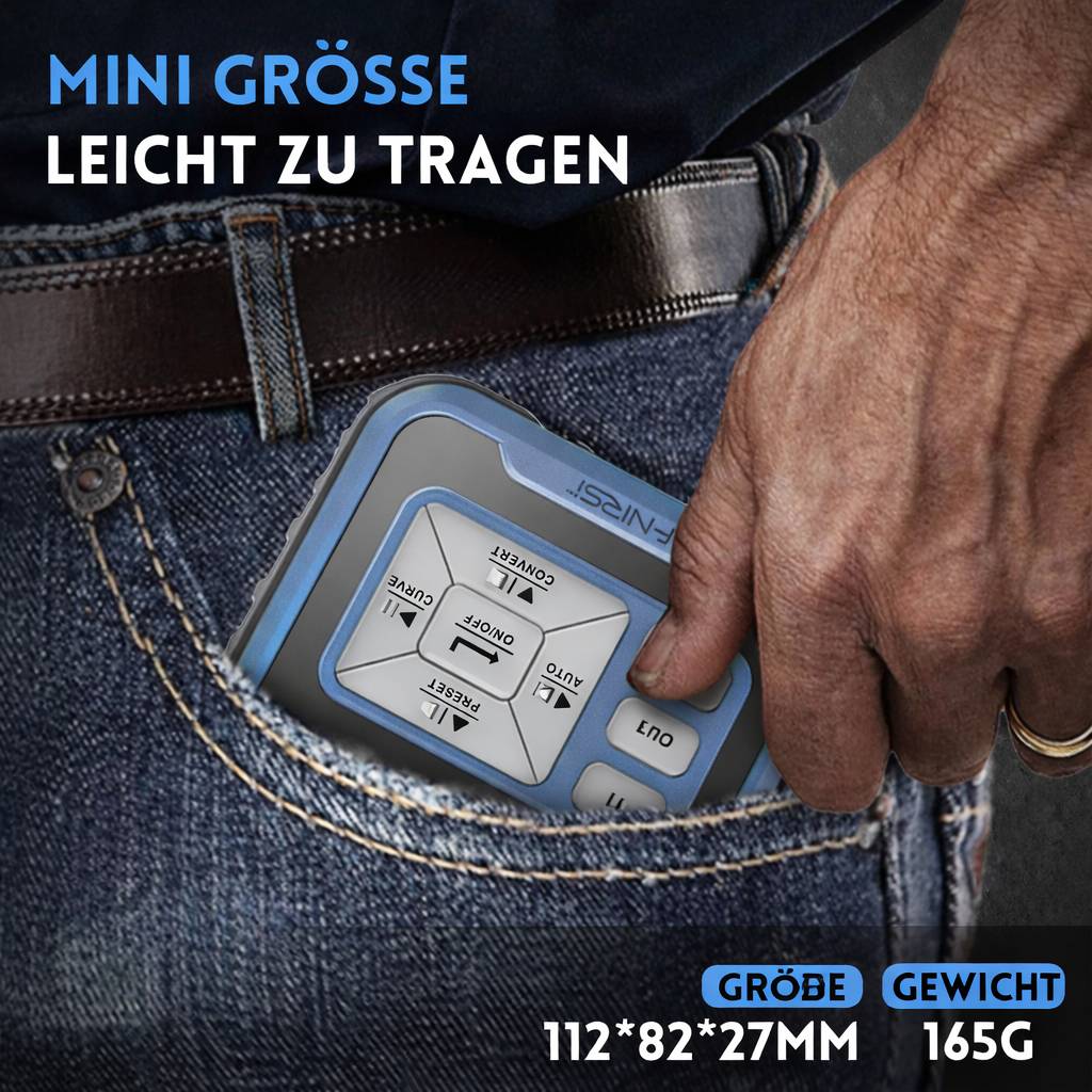 Ein kleines Gerät mit digitaler Anzeige ist teilweise in der vorderen Hosentasche einer Person sichtbar. Der Text enthält „Mini Größe