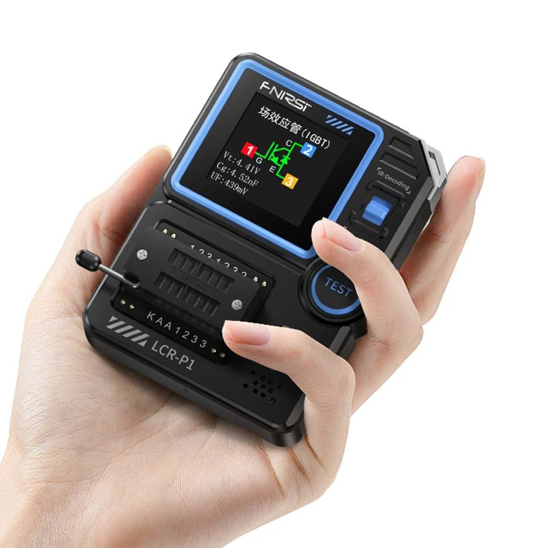 Eine Person hält ein tragbares elektronisches Gerät, auf dessen farbenfrohem digitalen Bildschirm Tasten und ein Schlitz für Komponenten zu sehen sind.