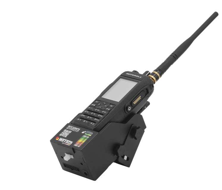 Ein Zwei-Wege-Funkgerät mit Tastatur und Anzeigebildschirm ist auf einer schwarzen Ladestation montiert, wobei das „Motorola