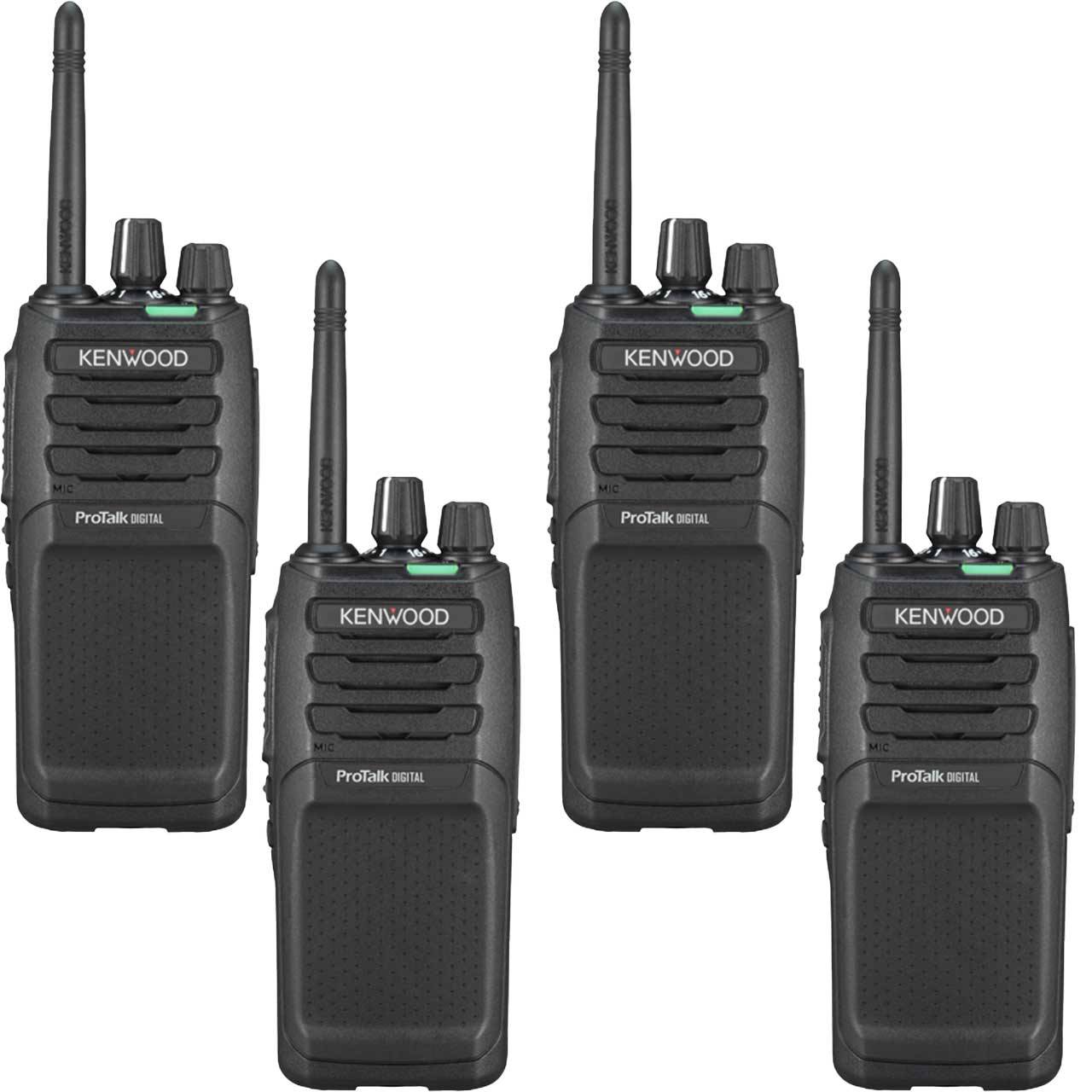 Vier digitale Funkgeräte Kenwood ProTalk mit Antennen werden gezeigt. Sie sind gleichmäßig gegen einen schlichten Hintergrund angeordnet.