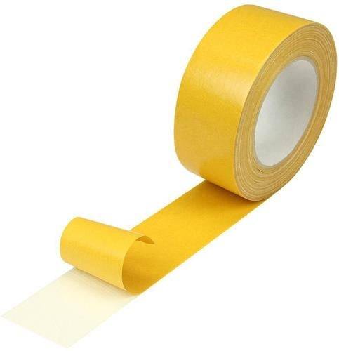 Eine Rolle gelbes Klebeband mit einem teilweise abgerollten Abschnitt, der seine Klebseite zeigt.