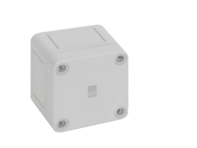 Eine kleine, weiße, quadratische Kunststoff-Verbindungsdose mit glatter Oberfläche und vier abgerundeten Schraubenlöchern an den Ecken, die zum Schutz von elektrischen Leitungen verwendet wird.