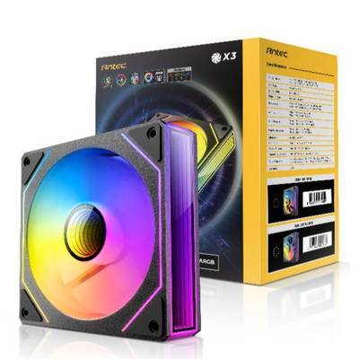 Antec-CPU-Kühler mit RGB-Beleuchtung, neben seiner Verpackung angezeigt. Die Verpackung zeigt Spezifikationen und Design-Highlights und hebt die Kühlfeatures hervor.