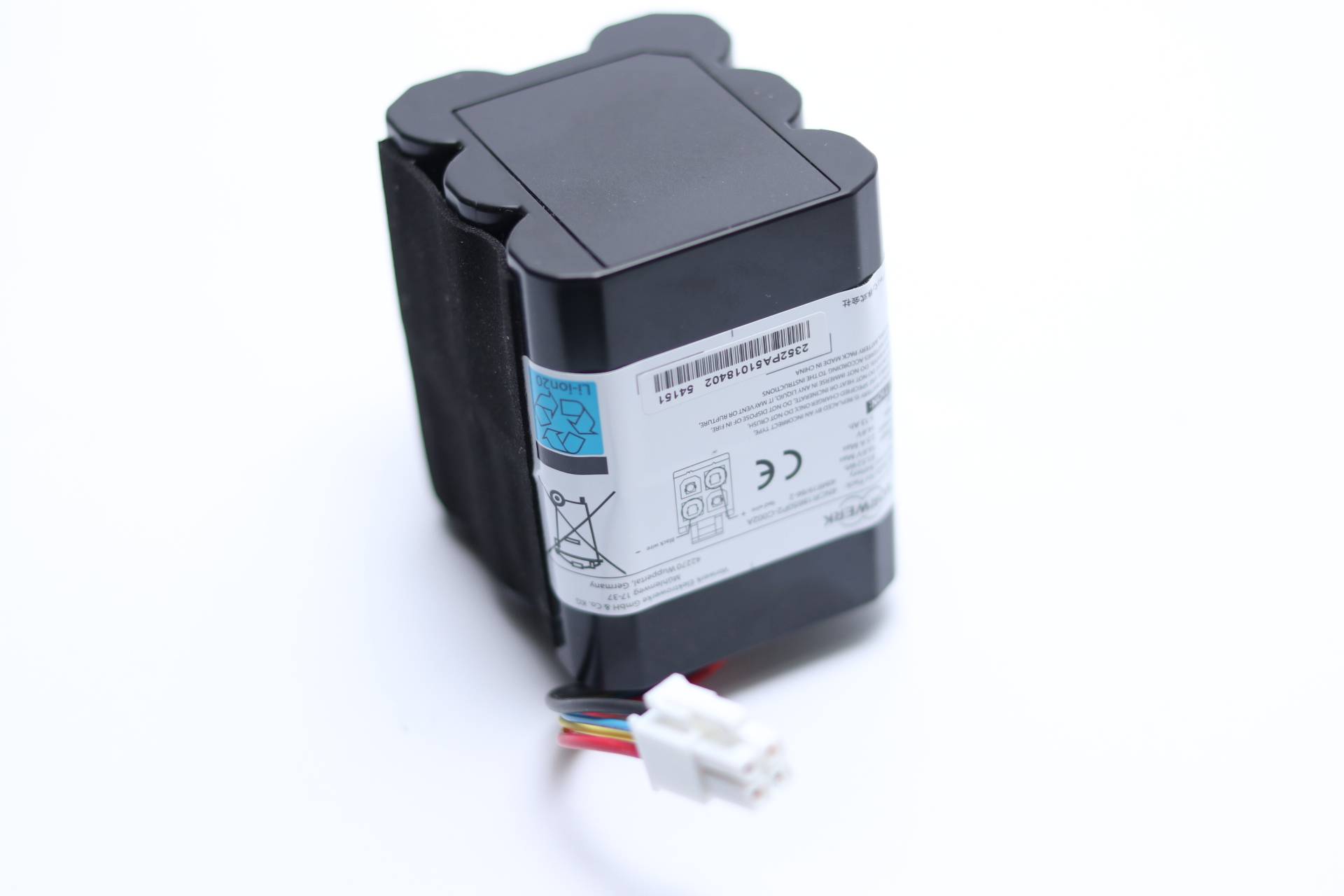 Ein schwarzes Batteriepack mit weißem Etikett, das Zertifizierungslogos und einen Barcode zeigt. Mehrere farbige Drähte mit einem weißen Stecker sind angebracht.