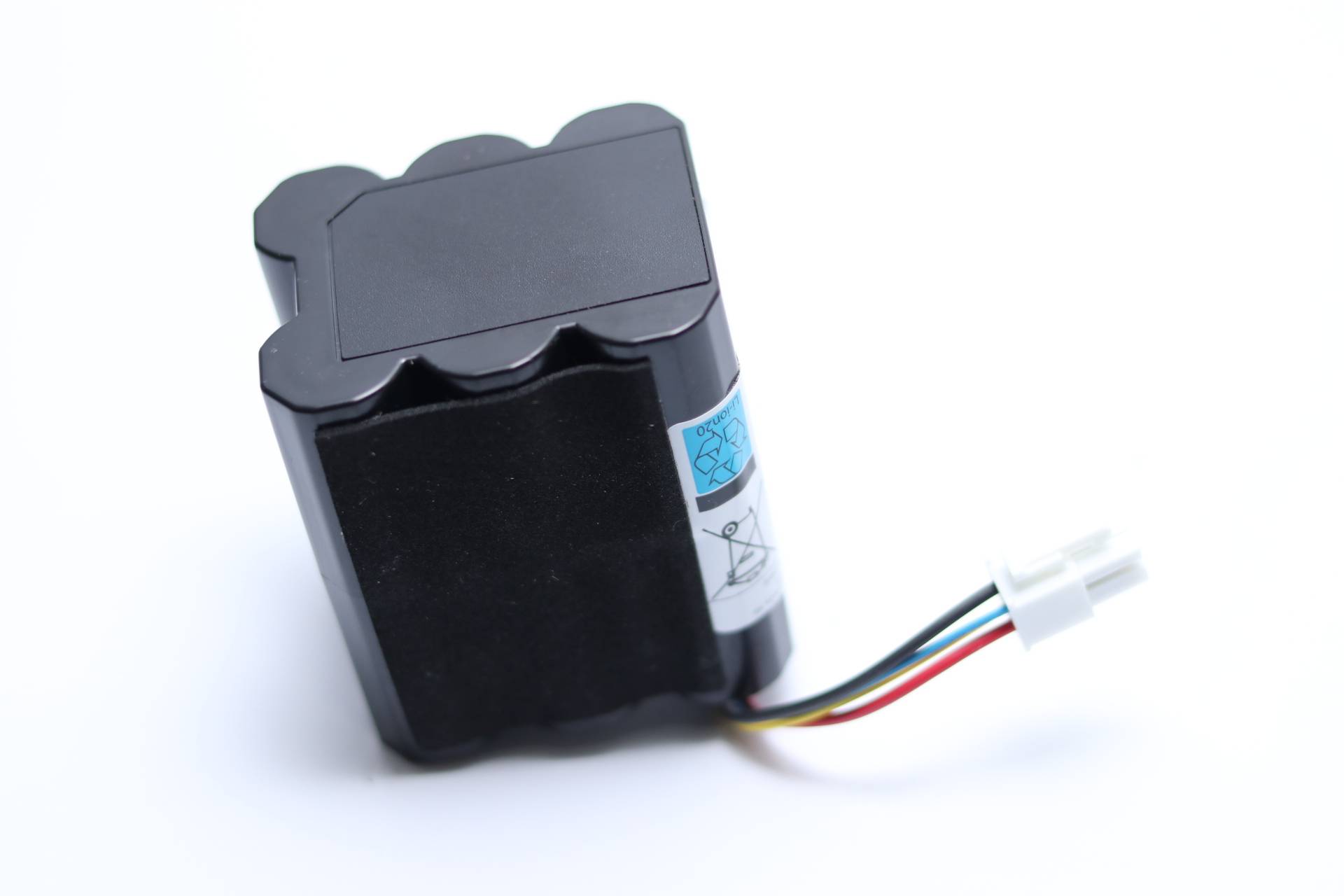 Ein schwarzes wiederaufladbares Batteriepack mit einem Etikett und vier farbigen Drähten, die von einem weißen Stecker an der Seite verlaufen.