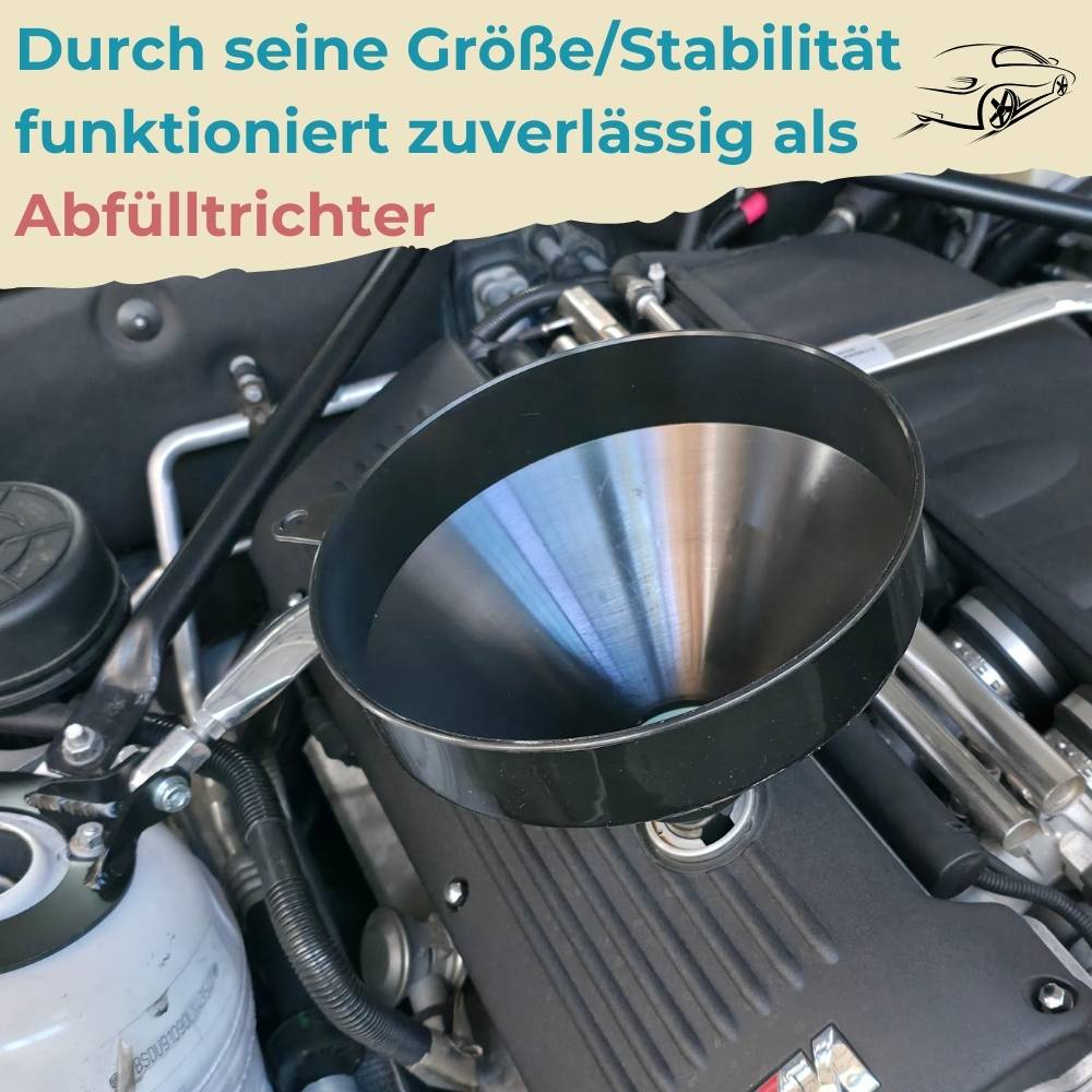 Ein Trichter wird in die Motorölkappe eines Autos eingesetzt. Der Bildtext auf Deutsch lautet: „Aufgrund seiner Größe/Stabilität funktioniert er zuverlässig als Ablauftrichter.