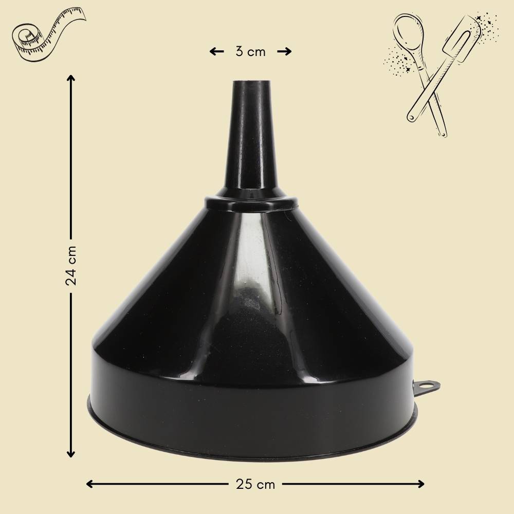 Ein schwarzer Metalltrichter wird mit folgenden Abmessungen gezeigt: 24 cm hoch, 25 cm breit an der Basis und 3 cm breit an der Spitze. Dekorative Küchenutensilien und Messbandymbole sind vorhanden.