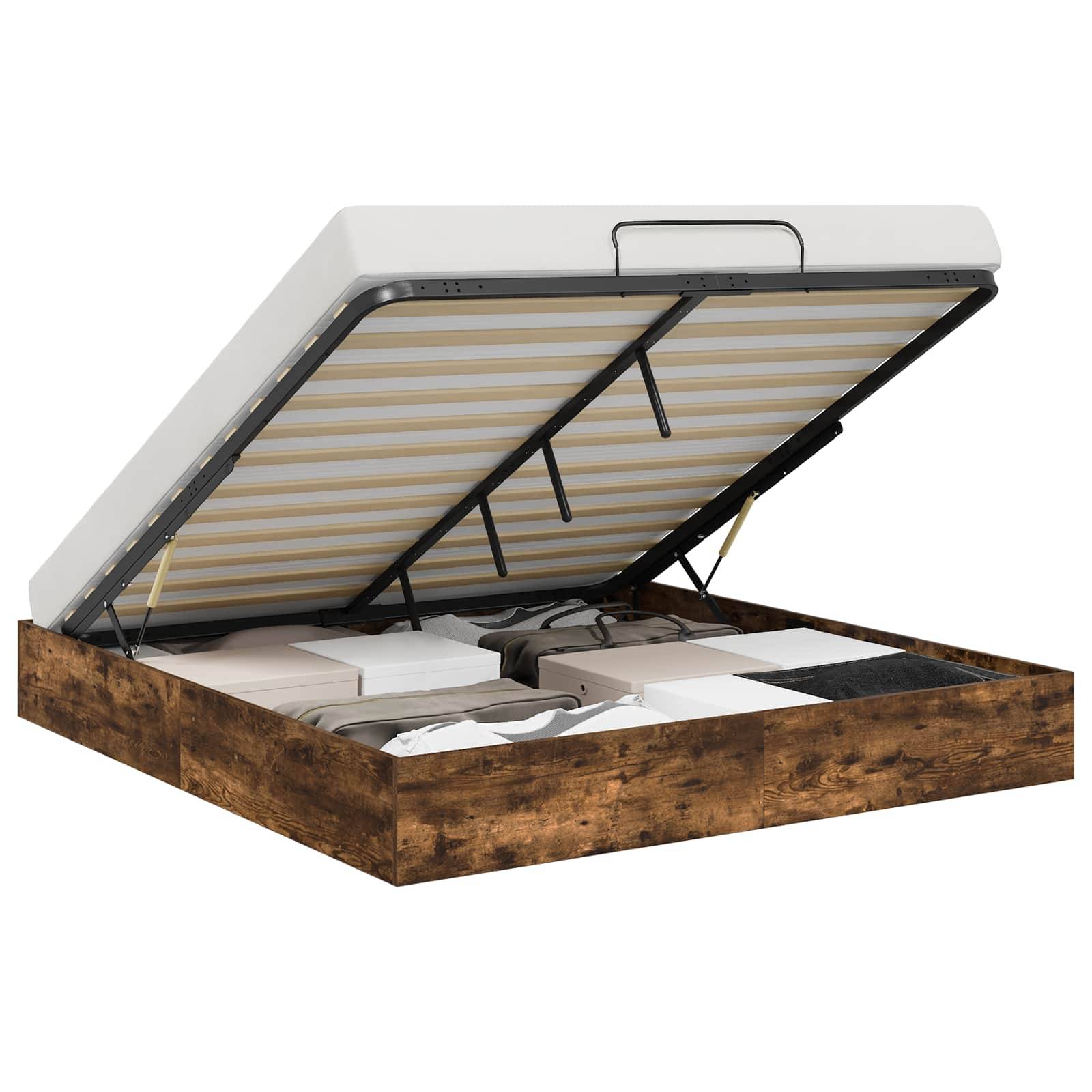 Ein Bettgestell mit einer hochklappbaren Matratze offenbart Stauraum darunter, der mit verschiedenen ordentlich organisierten Kartons und gefalteter Kleidung gefüllt ist. Das Gestell hat eine Holzoberfläche.