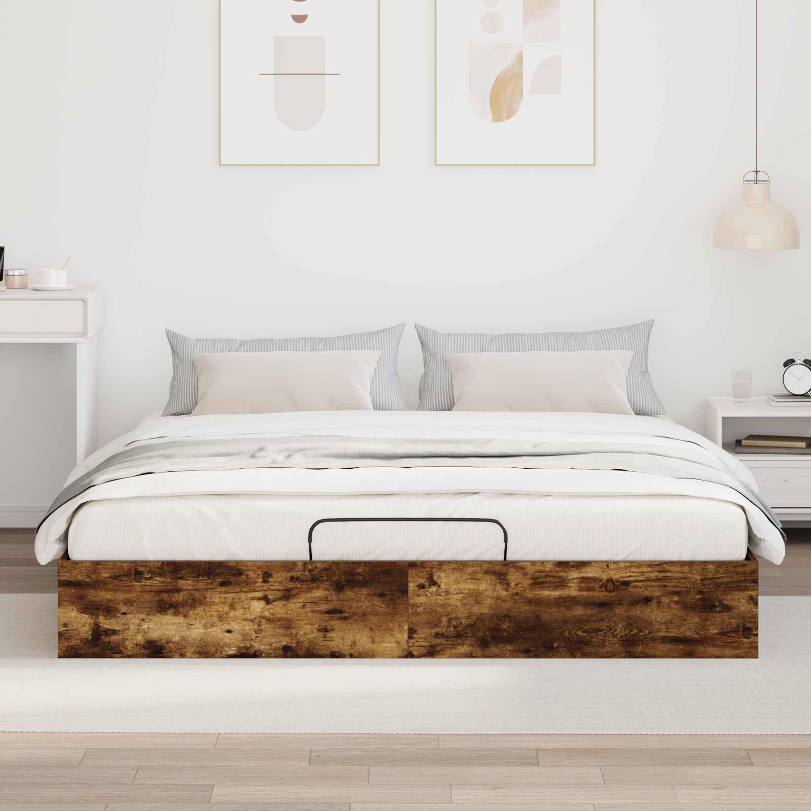 Ein modernes Schlafzimmer mit einem Holzbett, weißer Bettwäsche und grauen Kissen. Zwei abstrakte Kunstwerke hängen darüber. Eine Pendelleuchte und ein Beistelltisch befinden sich auf der rechten Seite.