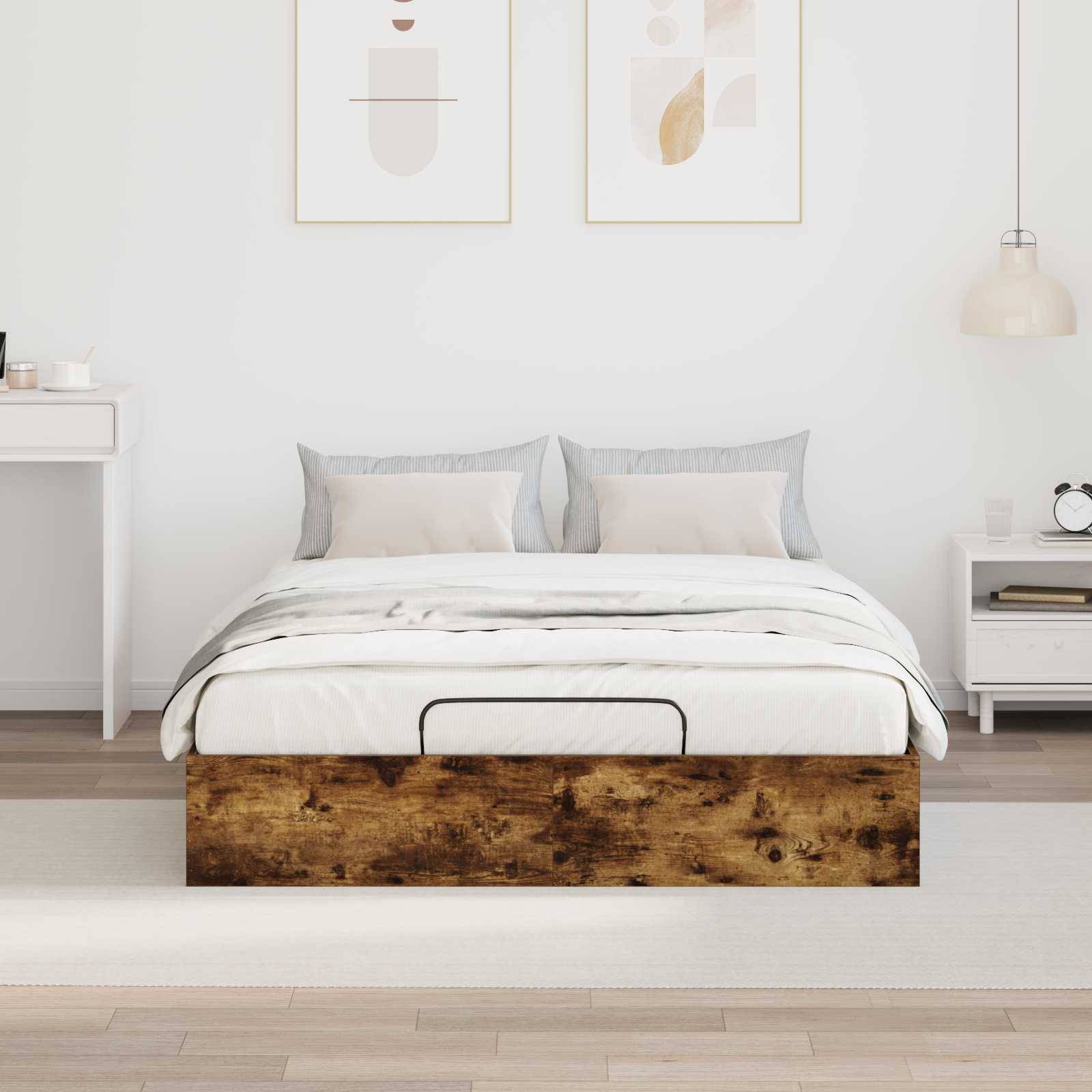 Ein minimalistisches Schlafzimmer zeigt ein Holzbett mit weiß-grauer Bettwäsche, flankiert von einem weißen Nachttisch und Wandkunst darüber.