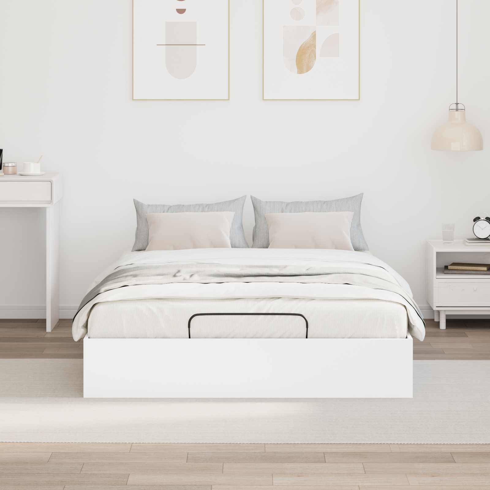 Ein minimalistisches Schlafzimmer mit einem weißen Bett, hellgrauen Kissen, einem Nachttisch, einer Hängeleuchte und abstrakter Kunst an den Wänden.