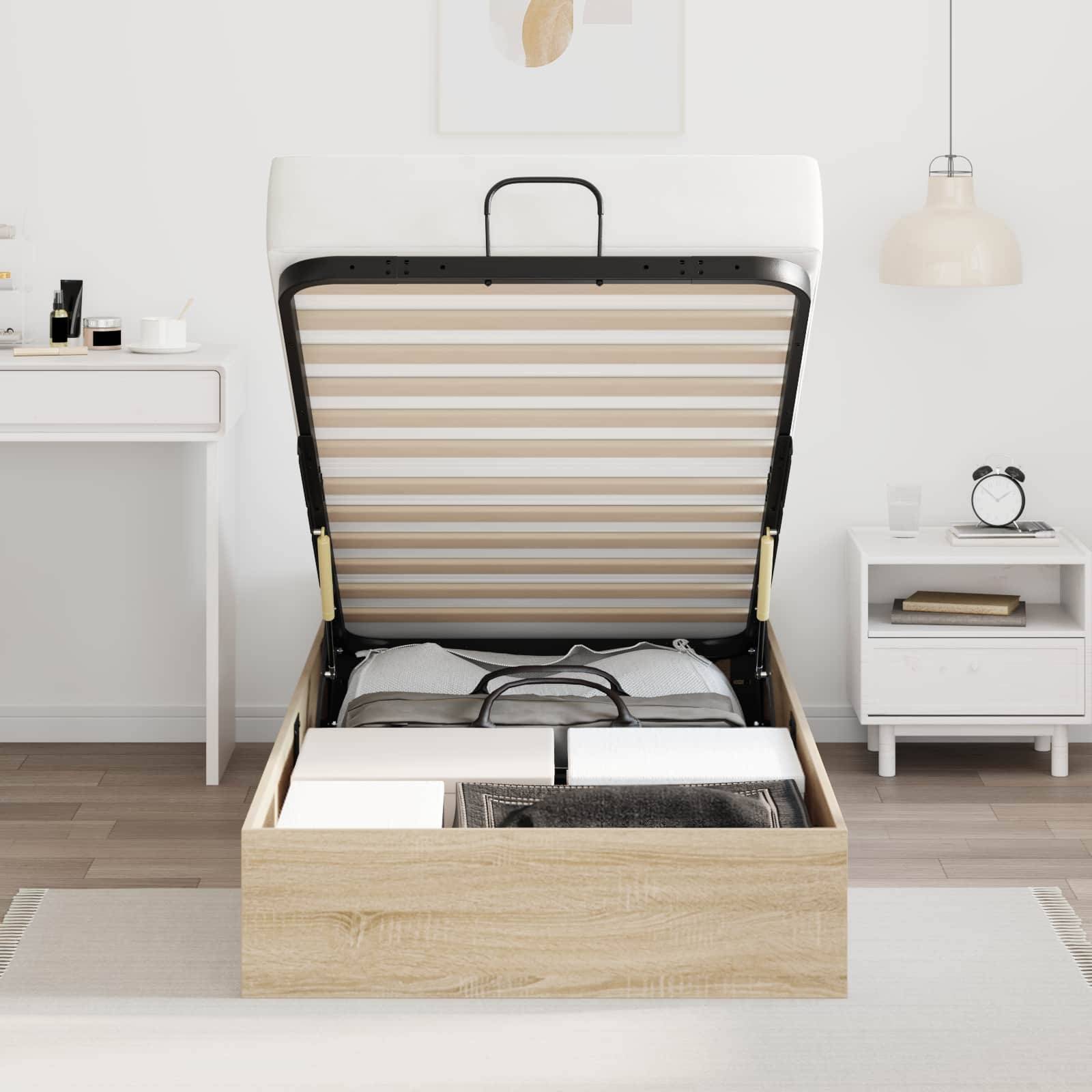 Ein Schlafzimmer mit einem Speicherbett, das angehoben ist und organisierte Fachbereiche offenlegt. Ein Schreibtisch, eine Lampe und ein Nachttisch sind im Hintergrund.