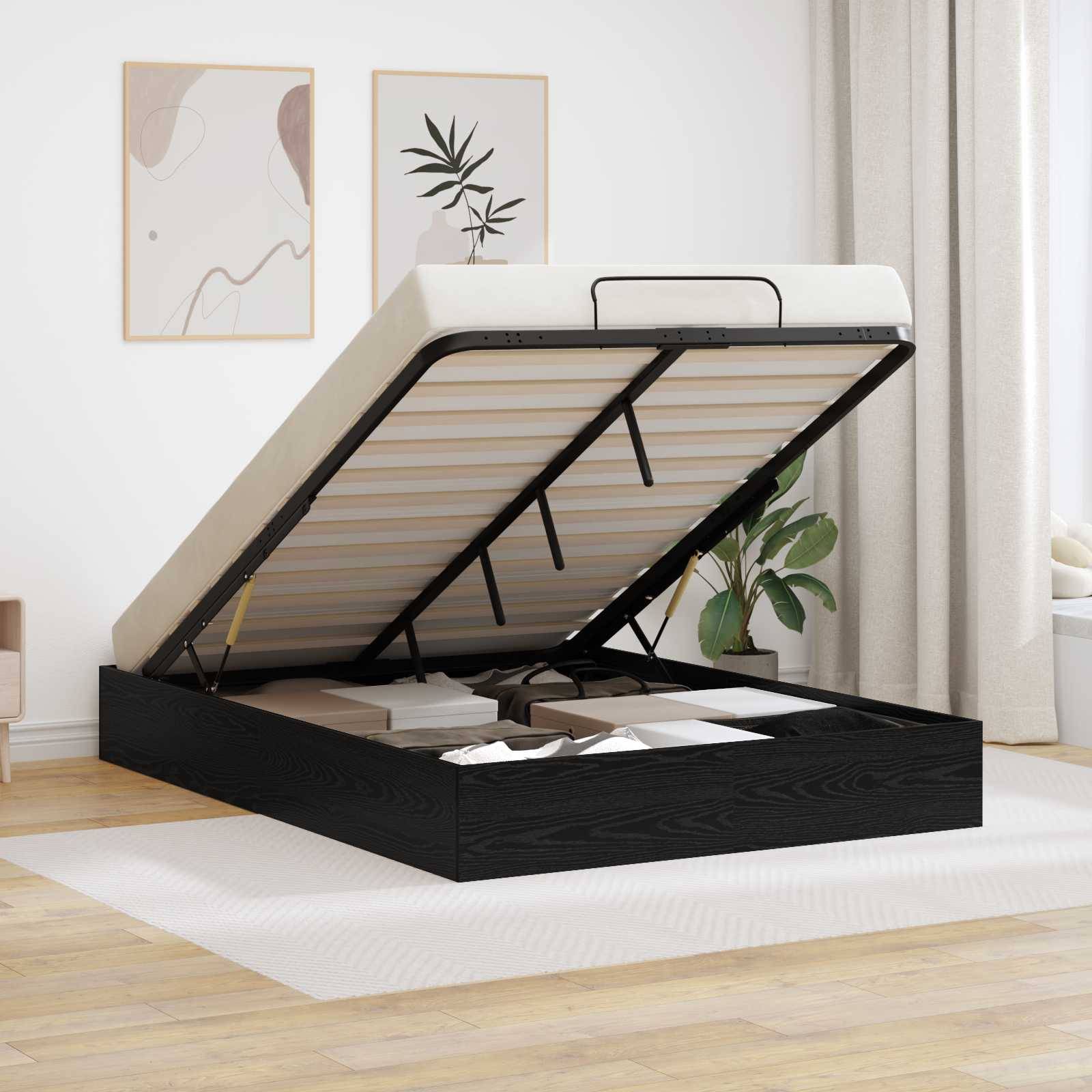 Ein schwarzes Speicherbett mit einer angehobenen Matratze zeigt versteckte Fächer darunter. Minimalistisches Zimmer mit abstrakter Kunst und beigefarbenen Vorhängen.