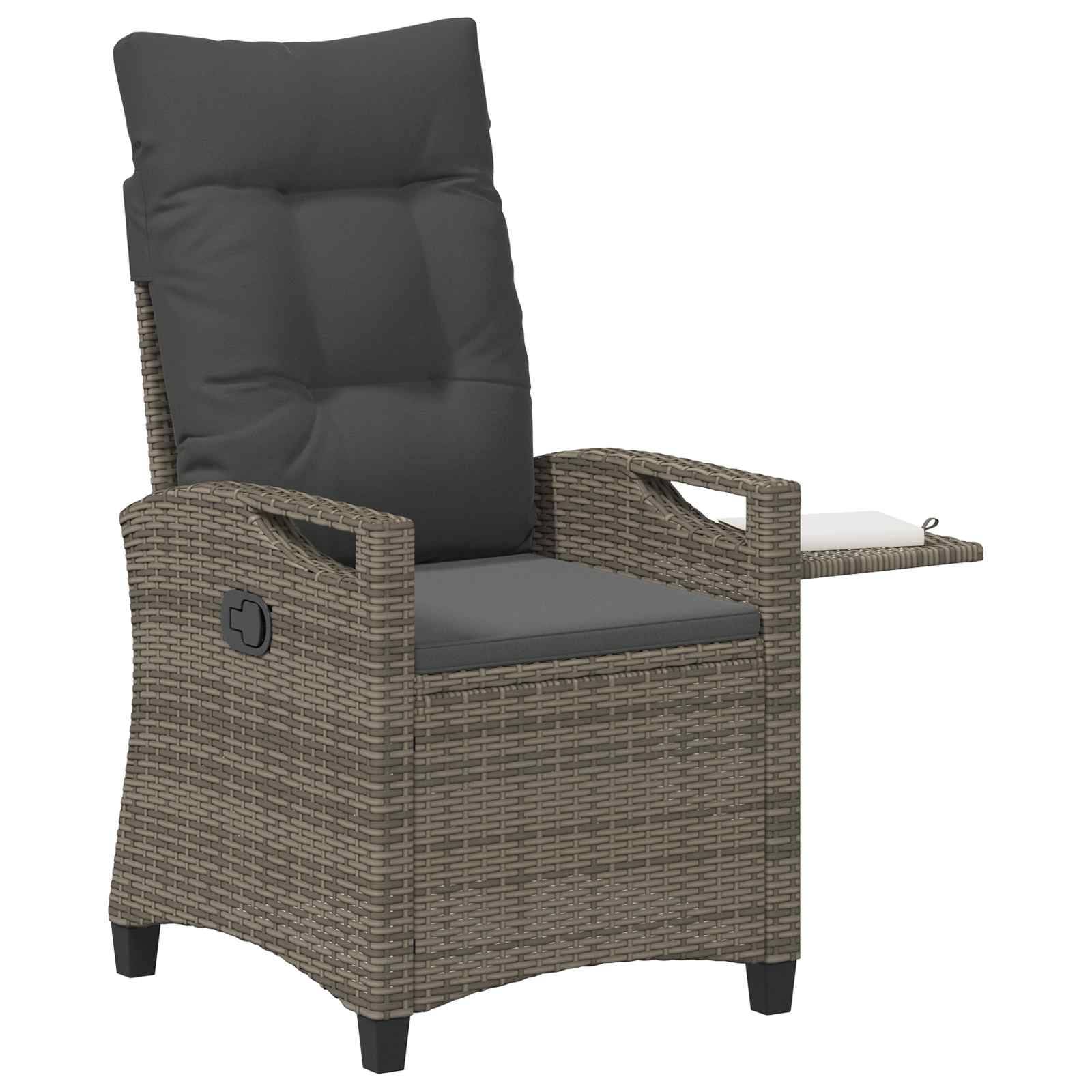 Ein Rattanpatiosatuhl mit gepolstertem Sitz und Rückenlehne, mit Rückenfunktion und einem kleinen angebrachten Beistelltisch auf der rechten Seite.