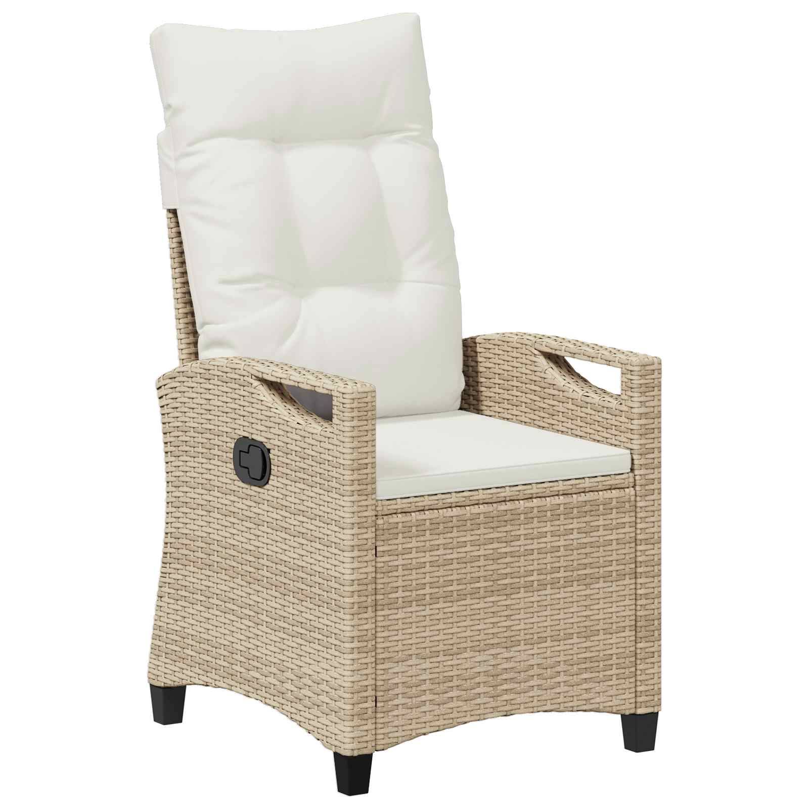 Outdoor-Liegestuhl für die Terrasse mit hellem Beige-Rattanrahmen, weißen Kissen und verstellbarem Neigungshebel auf der rechten Seite.