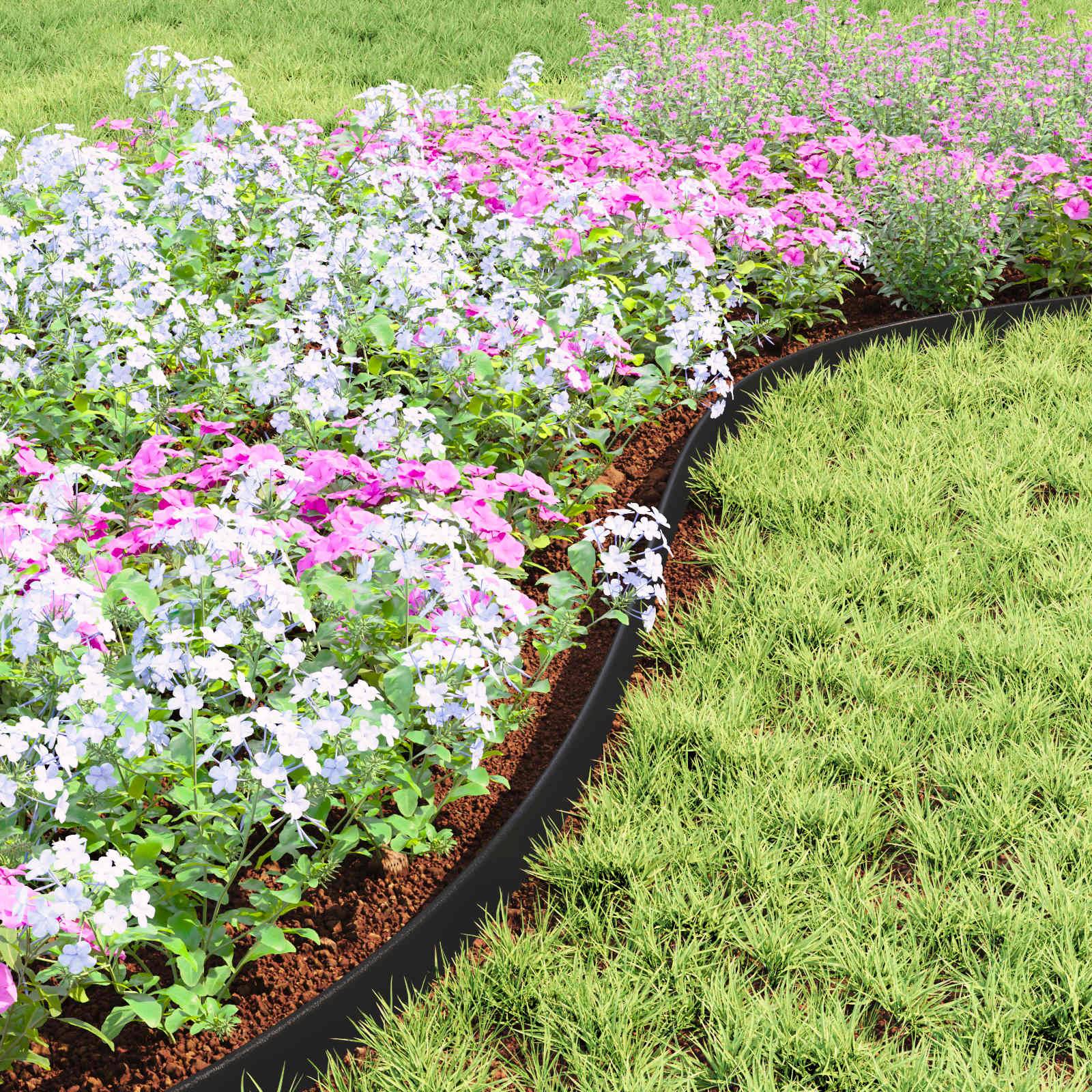 Ein lebendiges Blumenbeet mit einer Vielzahl von rosa und weißen Blüten verläuft geschwungen neben einem sauber geschnittenen Rasenweg.