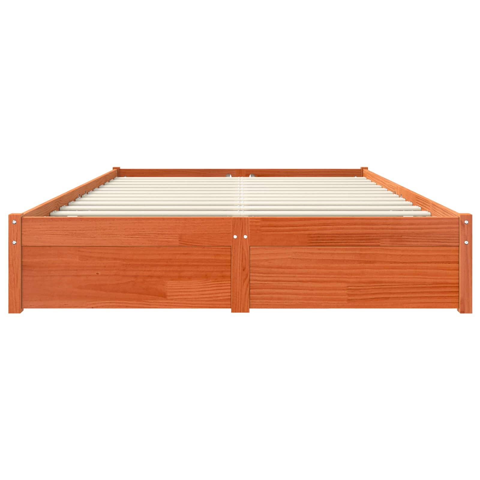 Ein Holzbettgestell von vorne betrachtet, das eine lamellierte Unterstützung für eine Matratze zeigt, mit einem einfachen, minimalistischen Design.