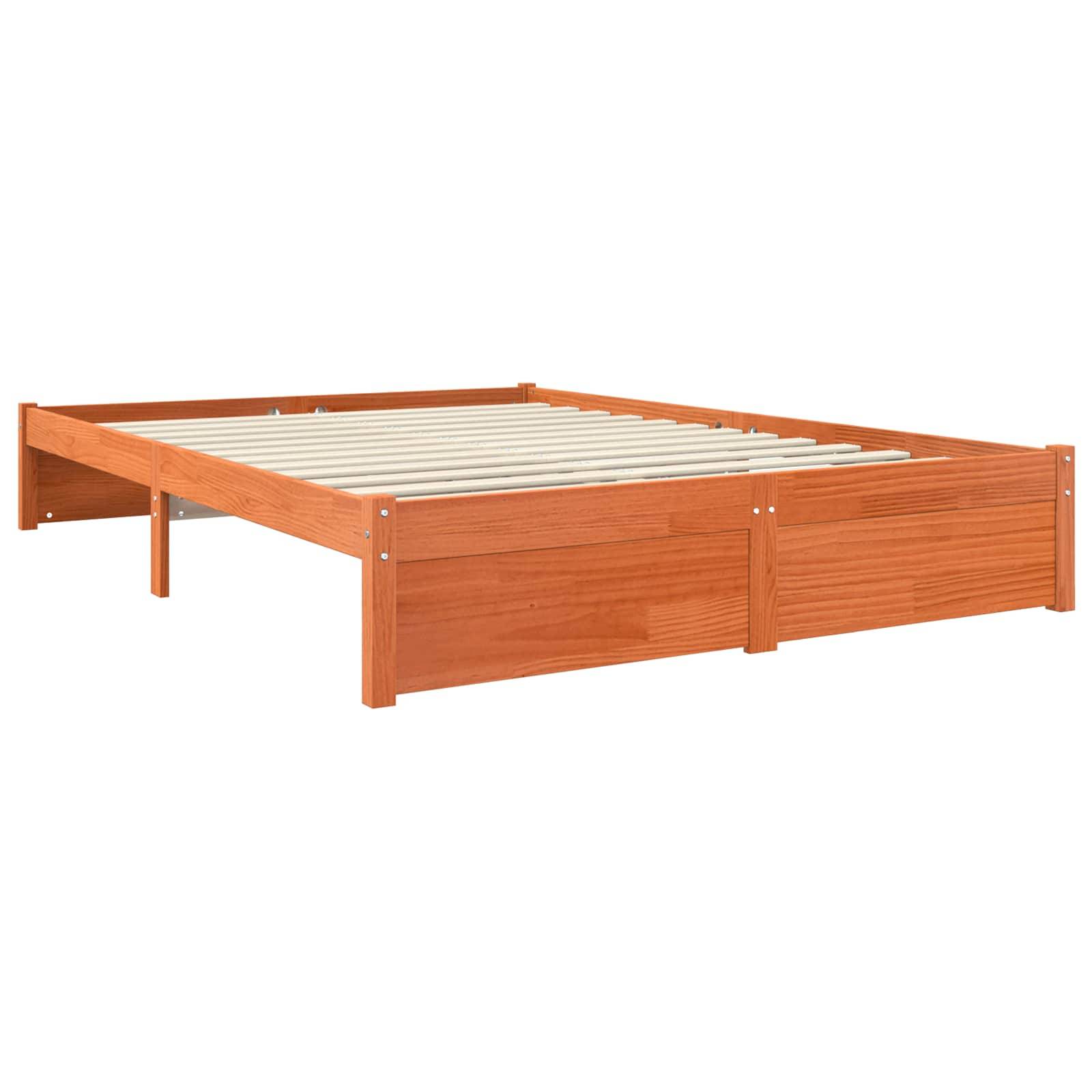 Holzbettgestell in warmen Brauntönen mit flachem Design, horizontalen Latten und stabilen Eckpfosten.