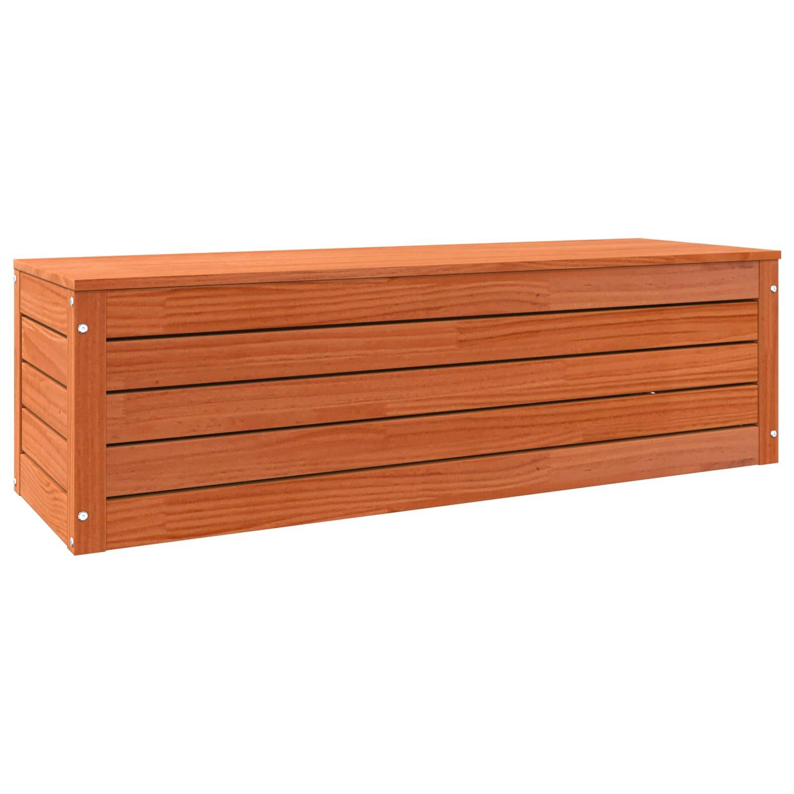 Eine Holzlagerkiste mit horizontalen Latten, rechteckiger Form und einer Holzstruktur. Sie hat Metallbolzen an jeder Ecke für Stabilität.