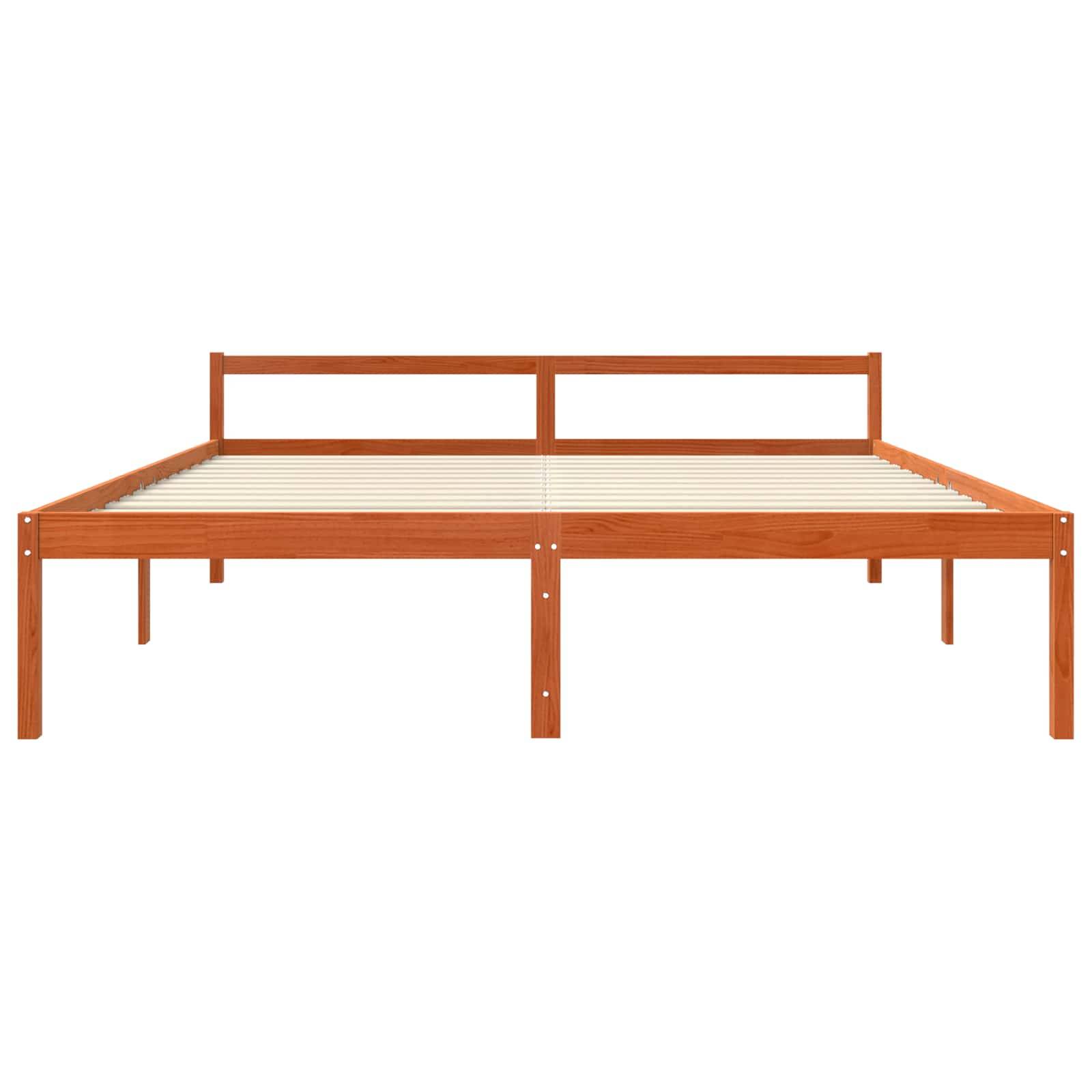 Ein Holzbettgestell mit minimalističhem Design, ausgestattet mit lattenrostauffederung und einem schlichten Kopfteil, dargestellt vor weißem Hintergrund.