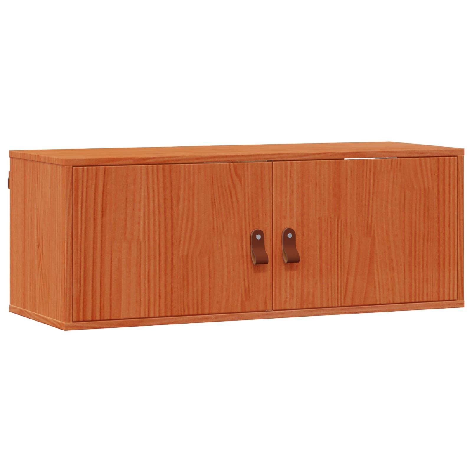 Ein an der Wand montiertes Holzschrank mit zwei geschlossenen Türen und Metallgriffen.
