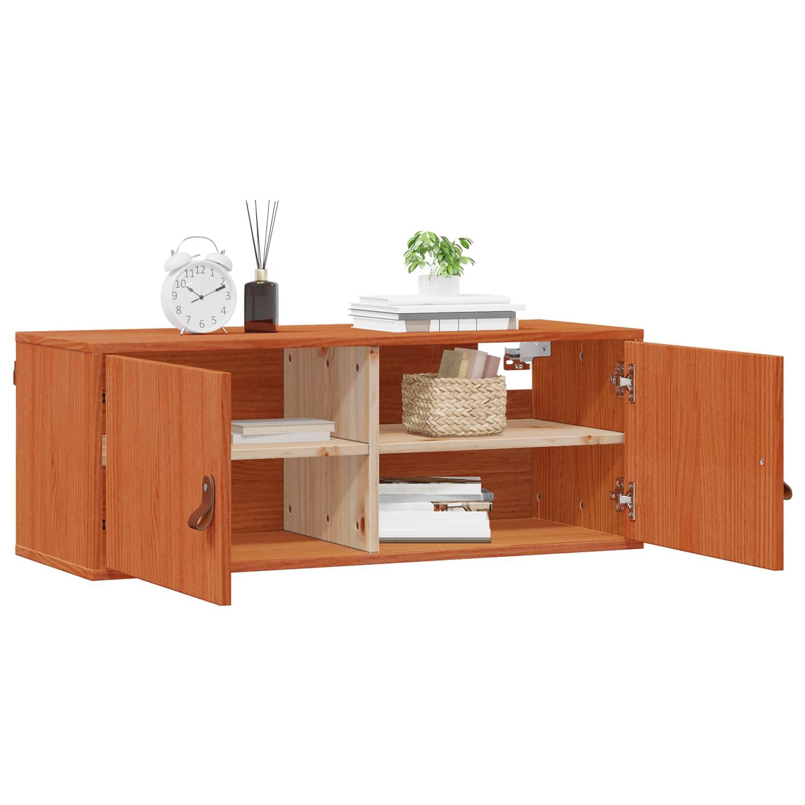Holzschrank mit offenen Türen, auf dessen Regale Bücher, ein geflochtener Korb und dekorative Gegenstände wie eine Uhr, eine Pflanze und ein Raumduft-Diffusor ausgestellt sind.