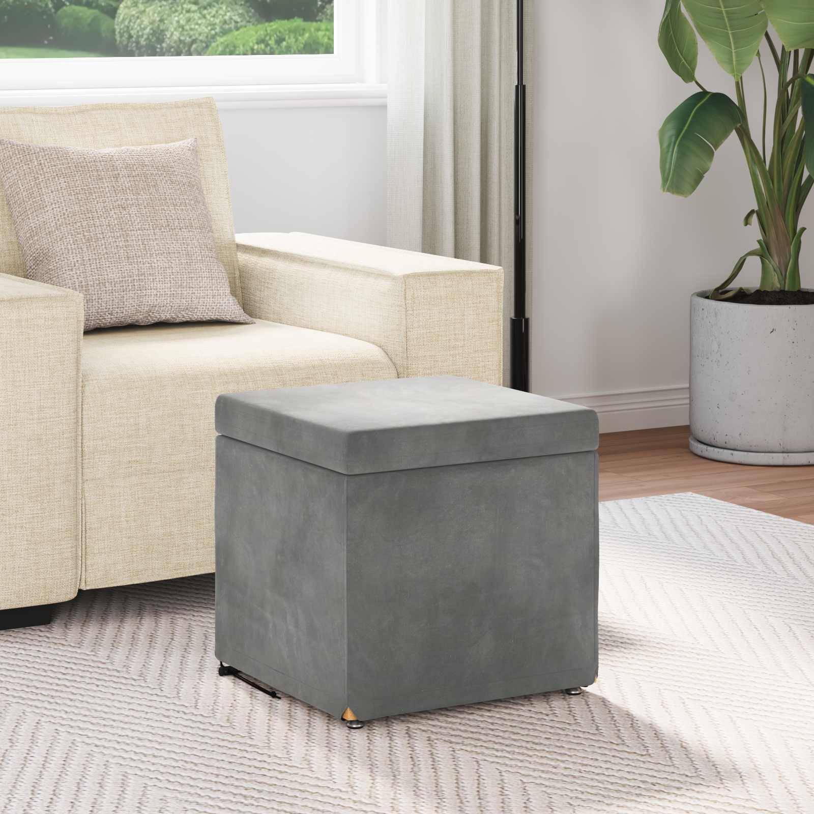 Die Abbildung zeigt eine moderne Wohnzimmerecke mit einem beigen Sessel, einem grauen Hocker, einer Topfpflanze und einem weißen Teppich auf einem Holzboden.