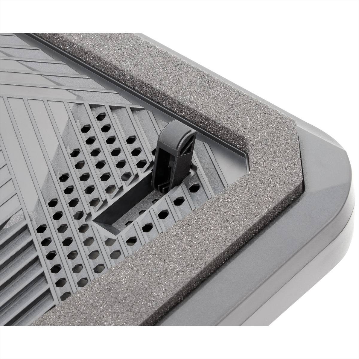 Ein schwarzer Kippschalter, der auf einer strukturierten grauen Schaumstoffoberfläche mit geometrischem Muster und Reihen kleiner Löcher befestigt ist.