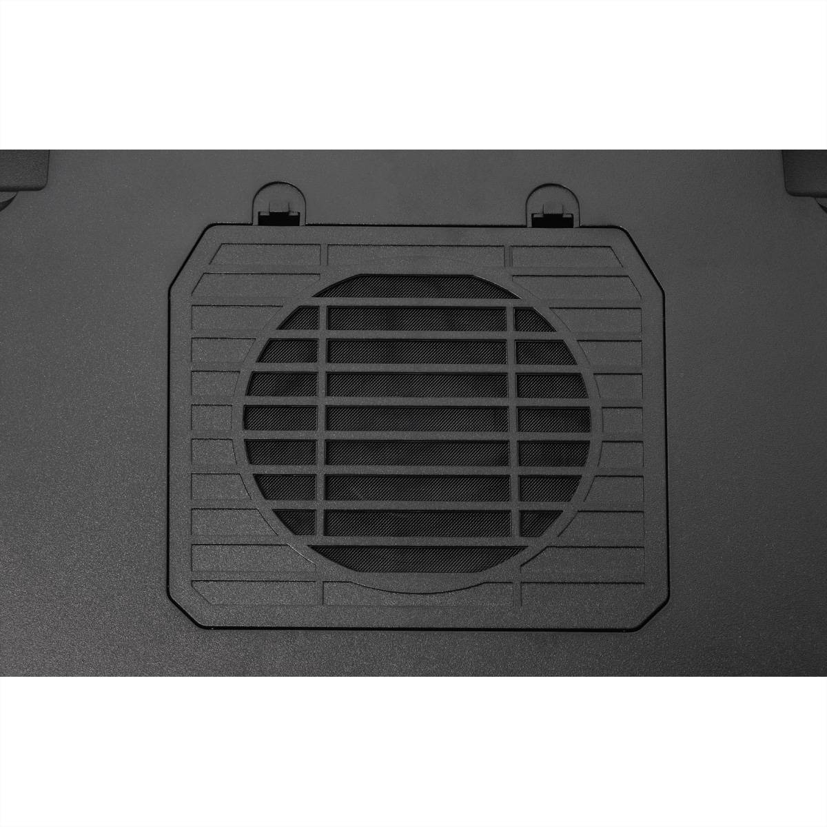 Unteransicht eines Laptop-Kühlpads mit einem großen zentralen Lüfter mit Schutzgitter, das entwickelt wurde, um den Luftstrom zu verbessern und Überhitzung zu verhindern.