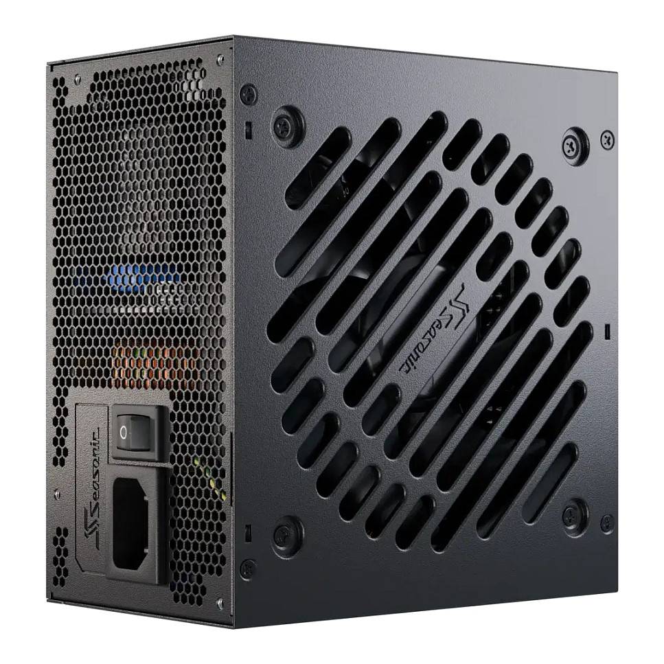 Eine schwarze Computernetzteileinheit mit belüfteter Seite, Stromschalter und Stromsteckdose, die für effiziente Luftzirkulation und Konnektivität ausgelegt ist.
