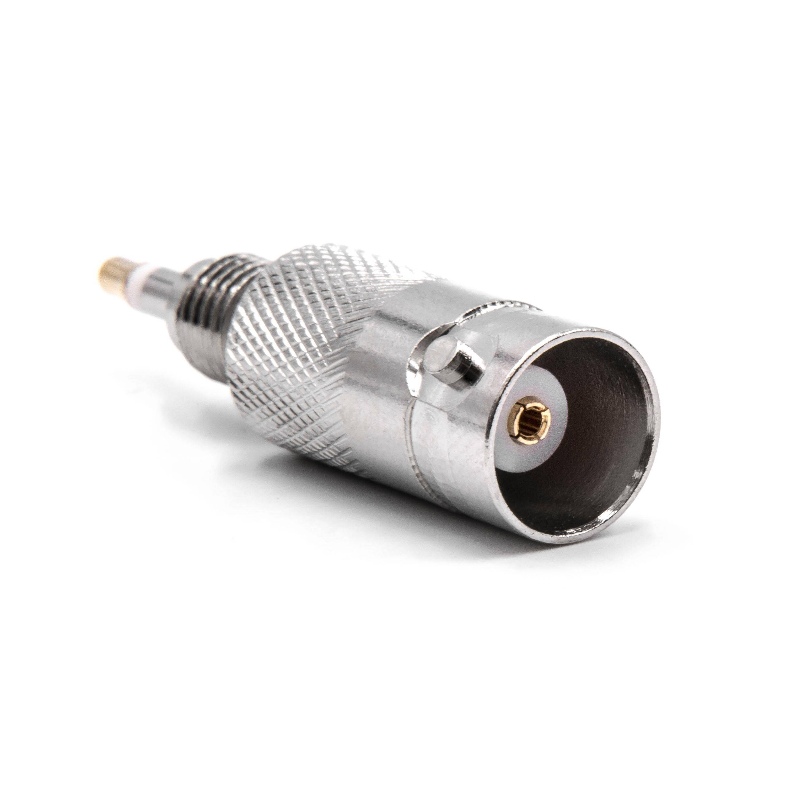 Ein metallischer koaxialer Steckverbinder mit Gewinde und Mittenkontakt, verwendet zur Übertragung von audiovisuellen Signalen, liegt auf einer weißen Oberfläche.