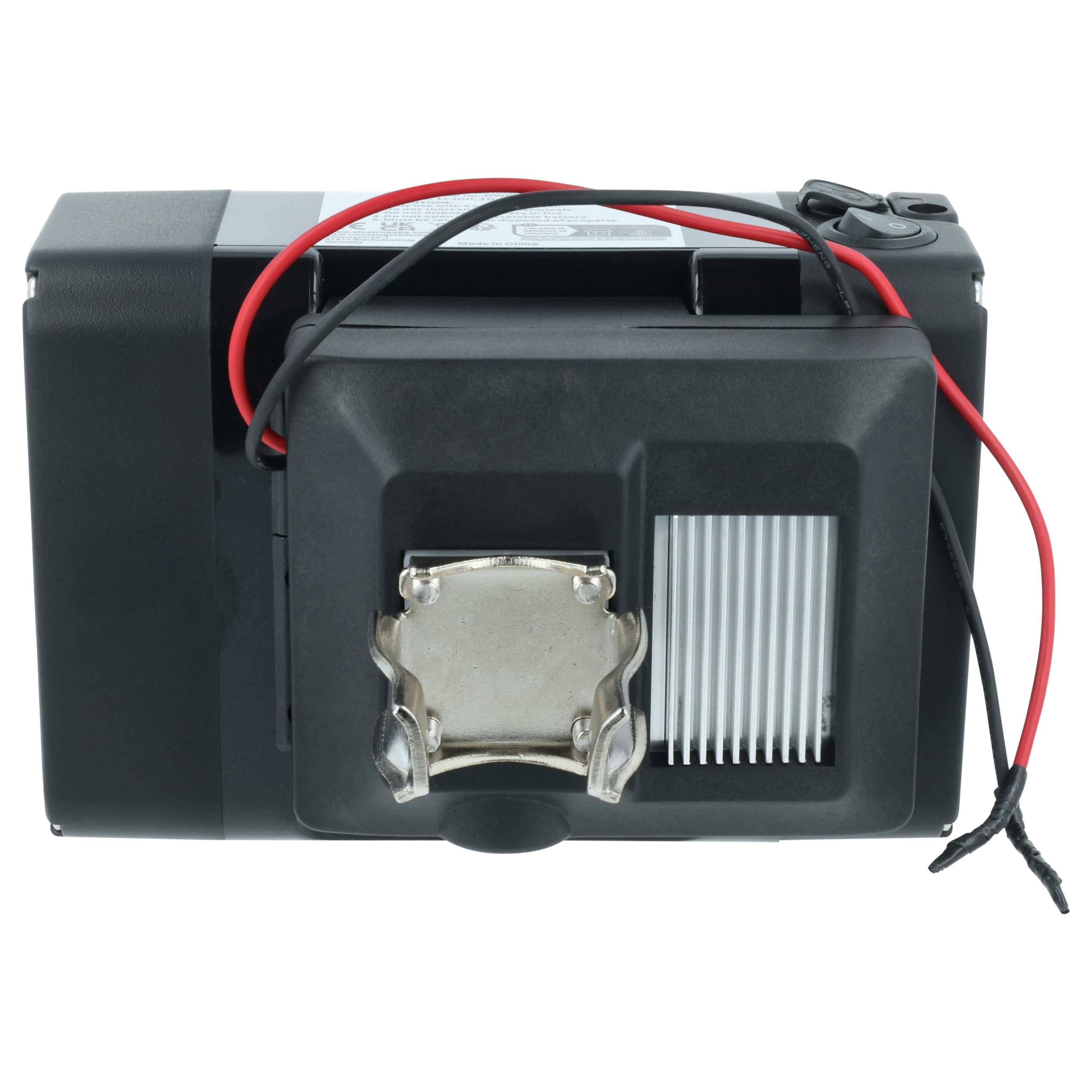 Ein schwarzes Schutzgehäuse für Batterien mit roten und schwarzen Kabeln, die oben angebracht sind, wird zum sicheren Lagern und Verbinden von Batterien verwendet.
