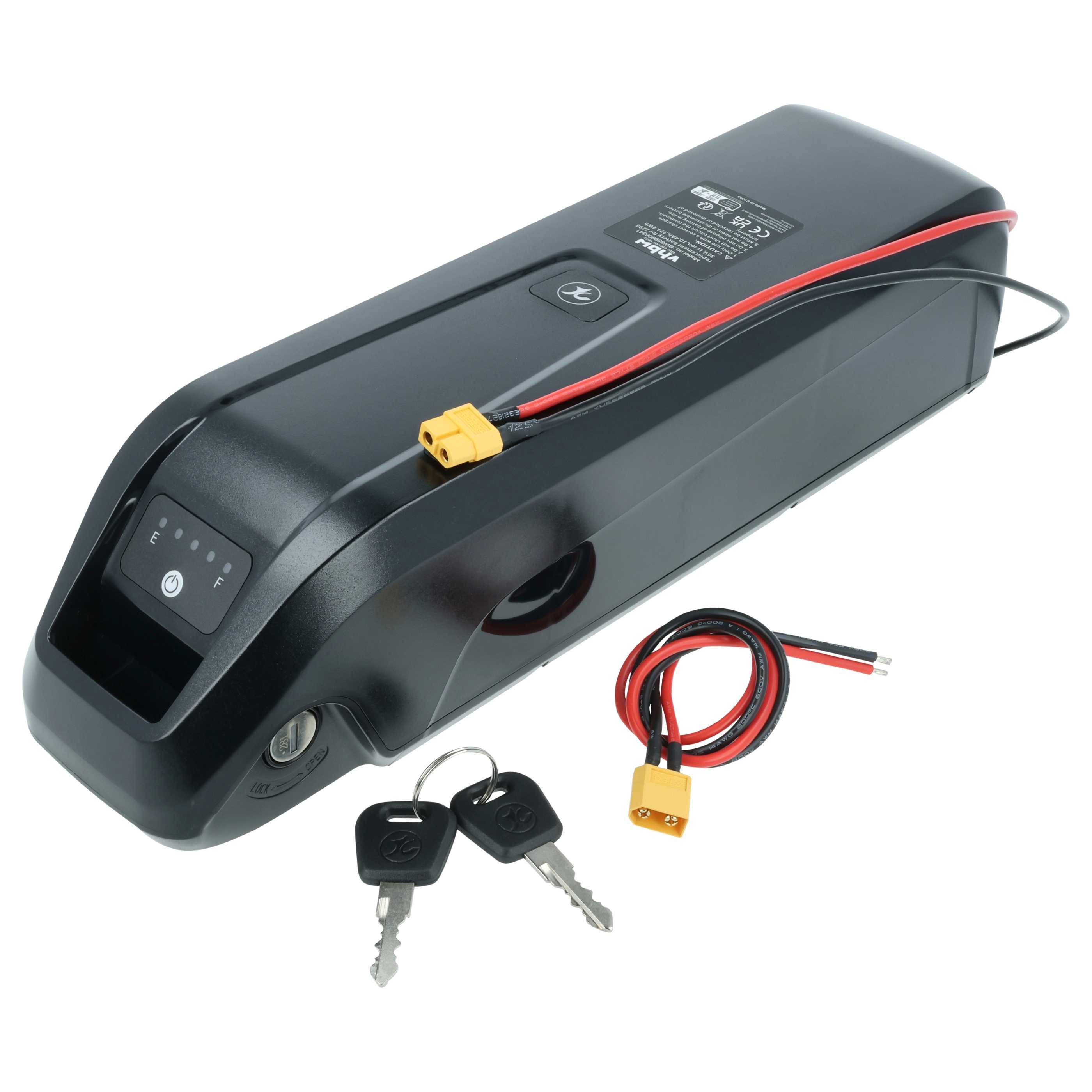 „Schwarze E-Bike-Batterie mit Display und Ein-/Ausschalter, Kabel, Ladeanschluss und zwei Schlüsseln daneben präsentiert.