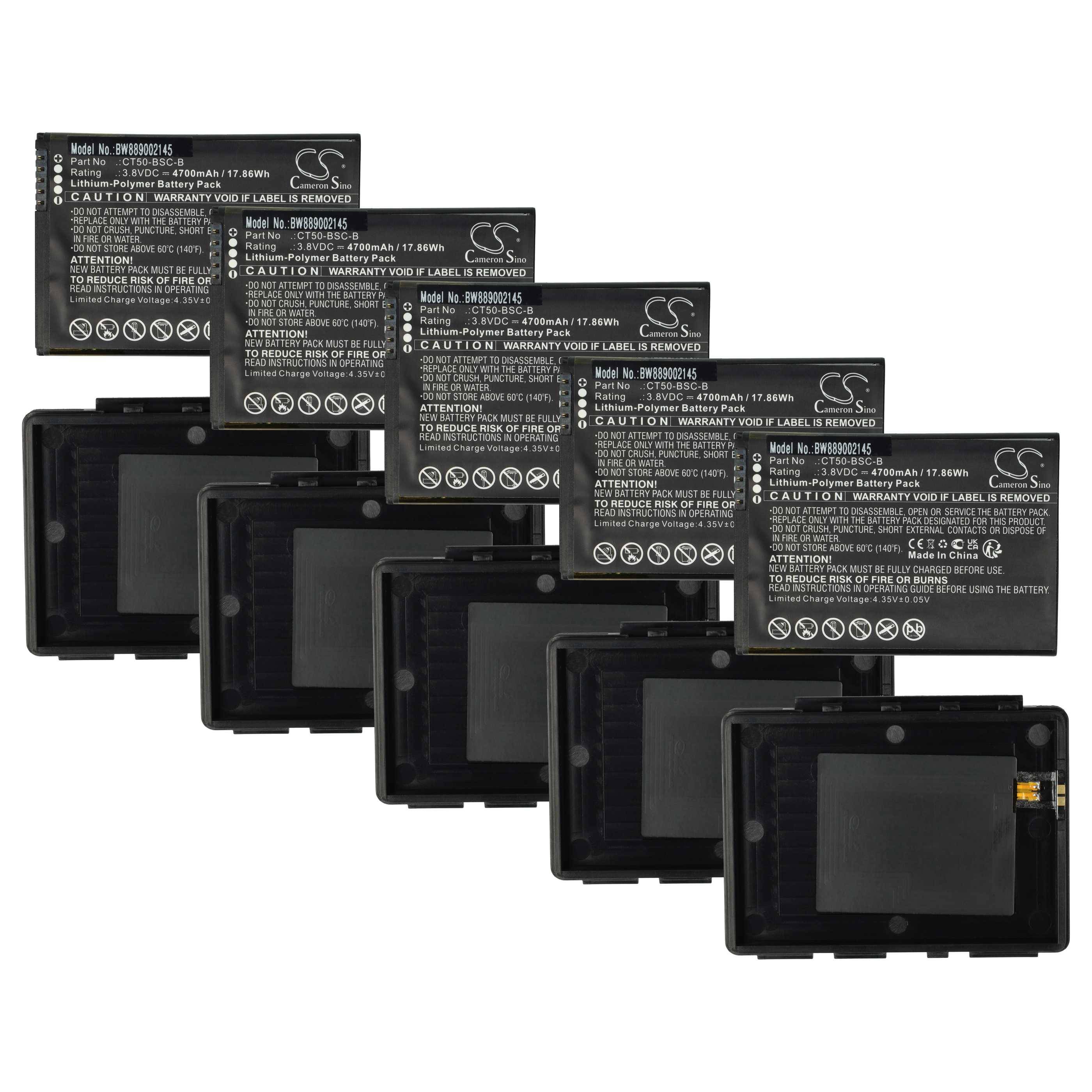 Sechs schwarze rechteckige Batterien in zwei Reihen angeordnet. Jede Batterie weist Vorsichtsetiketten mit Warnsymbolen und Modellinformationen auf.