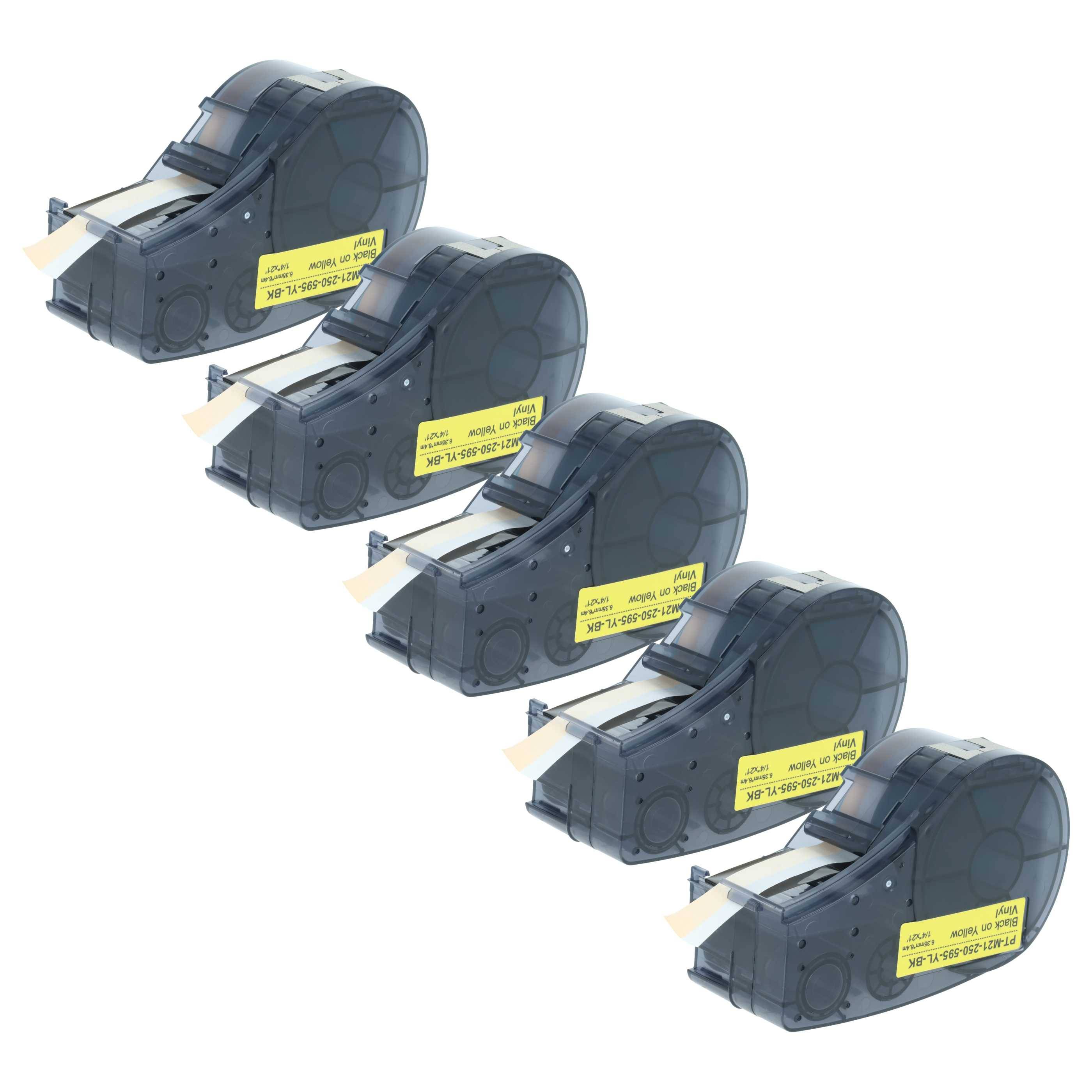 Vier durchsichtige Etikettenband-Kartuschen sind diagonal aufgereiht. Sie haben gelbe Etiketten, die die Größe angeben, und sind für Etikettendrucker ausgelegt.