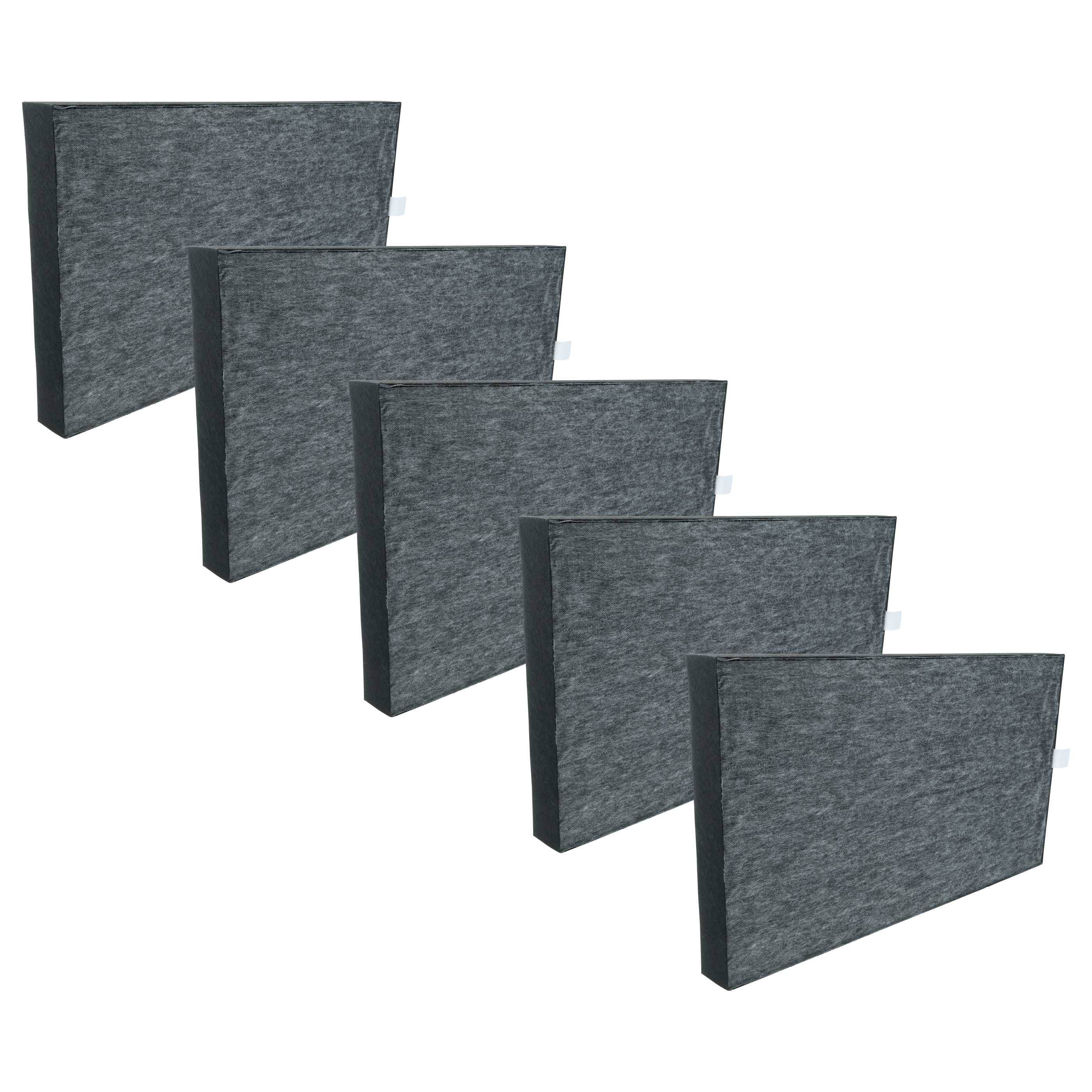 Fünf schwarze rechteckige Luftreiniger-Filter diagonal ausgerichtet, jeder leicht nach links ausgerichtet, die ihre Dicke und Textur zeigen.