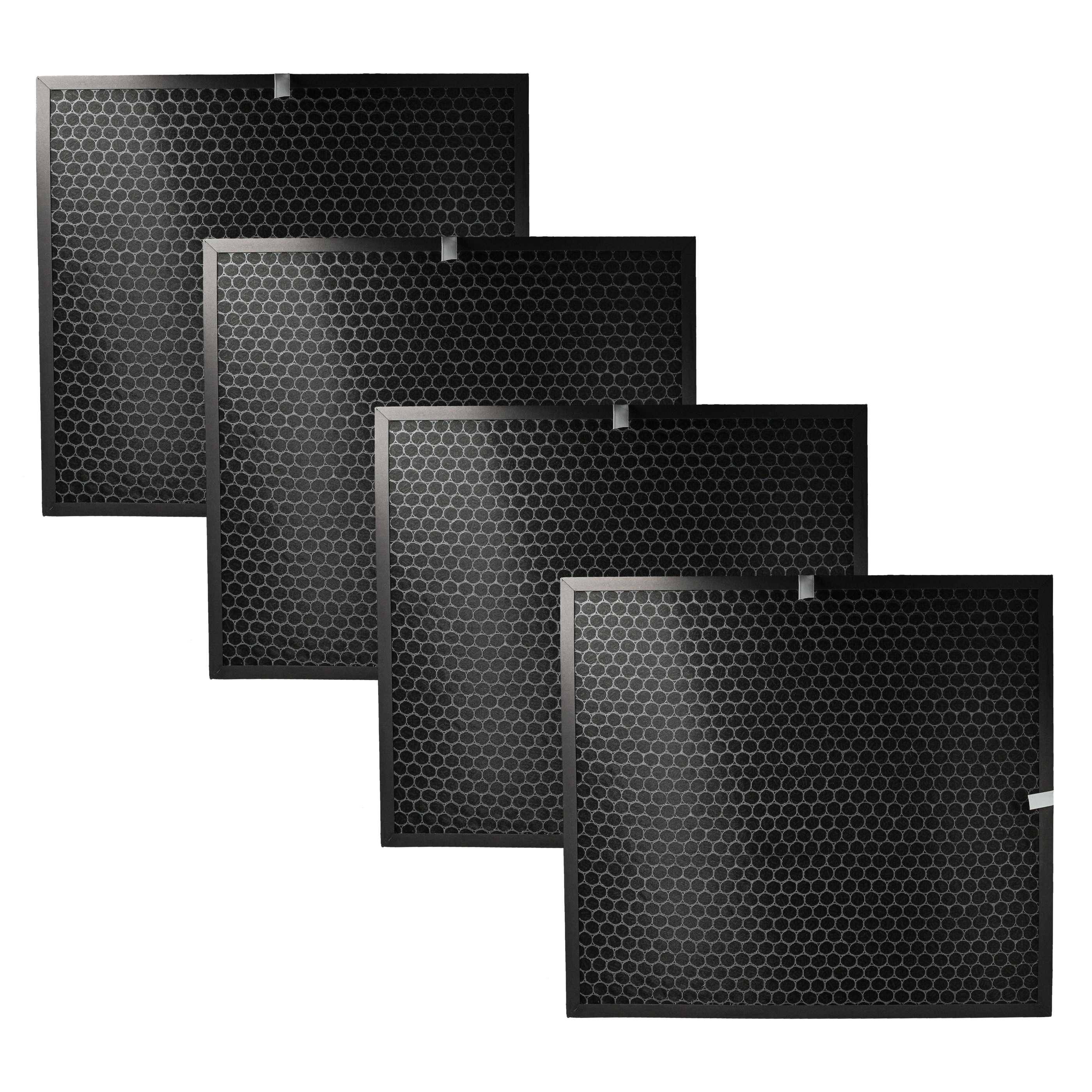 Vier schwarze Aktivkohle-Luftreiniger-Filter in versetzter Anordnung gestapelt, die das Wabenmuster auf ihrer Oberfläche zeigen.