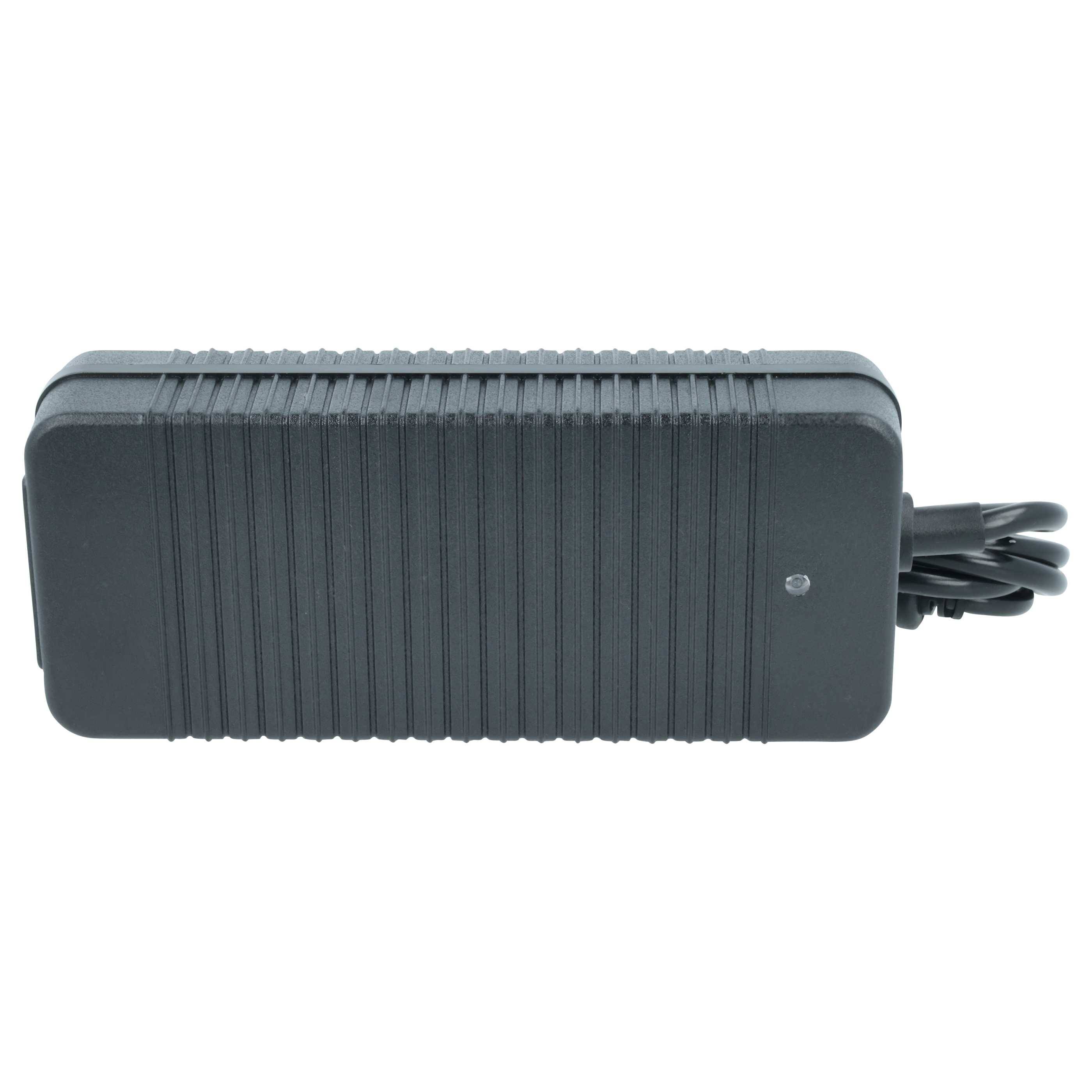 Ein schwarzer Netzteil, rechteckig geformt, mit einer gerillten Textur auf der Oberseite und Kabeln, die von der Seite herausführen, wird zum Aufladen von Geräten verwendet.