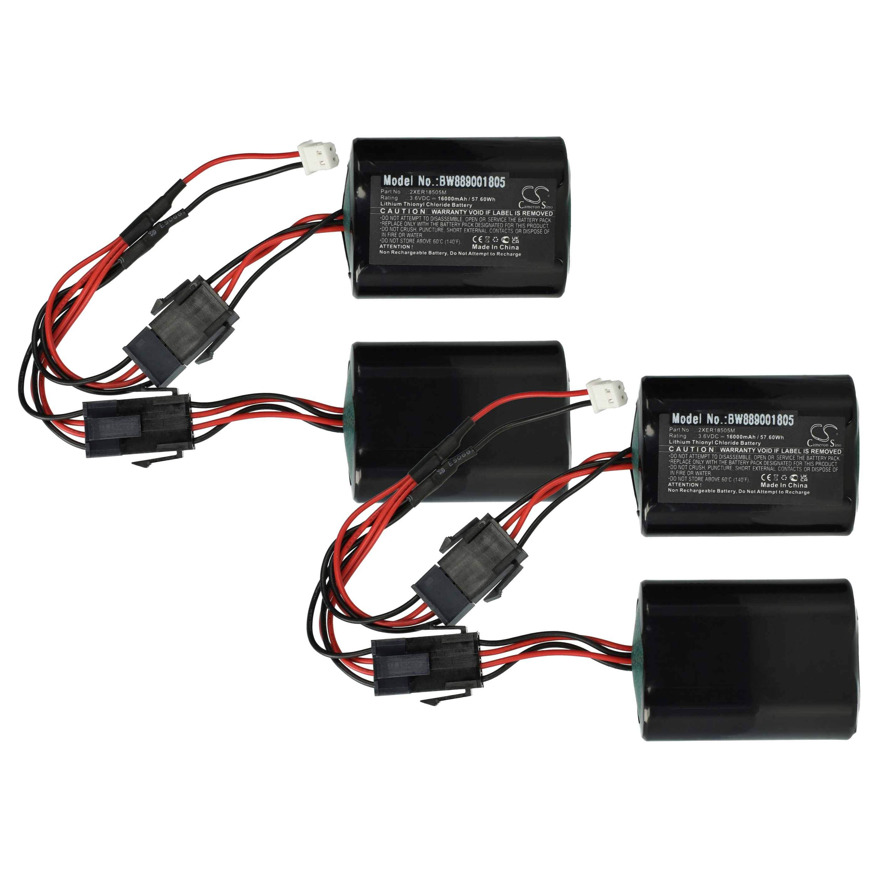 Vier schwarze Batteriesätze mit roten und schwarzen Kabeln und Steckverbindern werden auf weißem Hintergrund in einer versetzten Anordnung präsentiert.