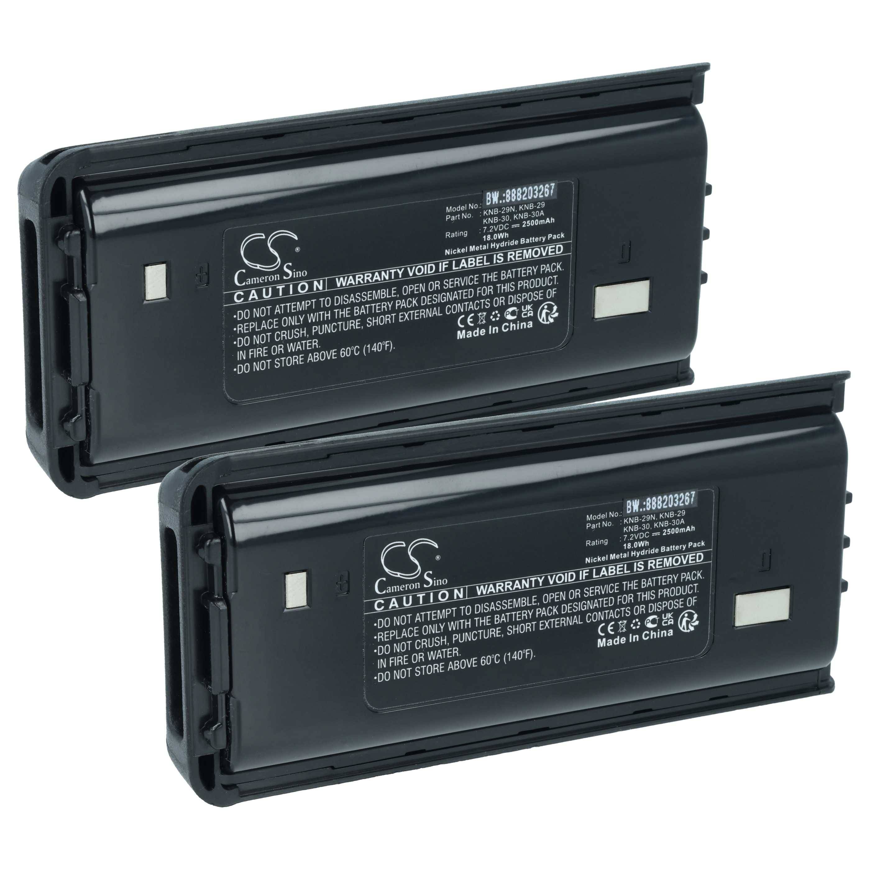 Zwei schwarze wiederaufladbare Batteriepacks mit Etiketten, auf denen Modell und Vorsichtsmaßnahmen angegeben sind. Die Batterien sind nebeneinander angeordnet.
