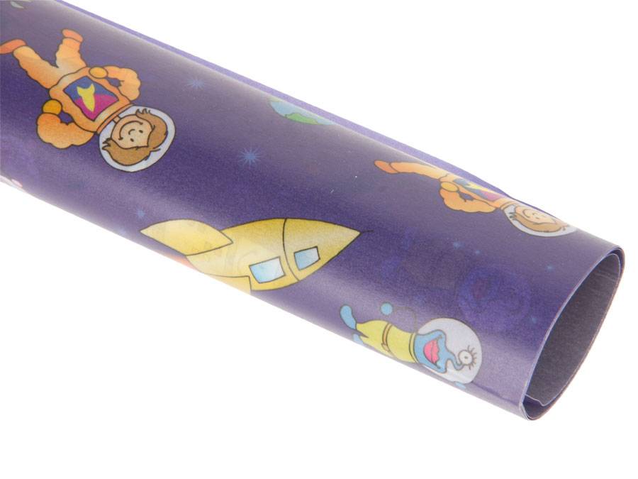 Eine aufgerollte Geschenkverpackung mit Cartoon-Astronauten, einem gelben Raumschiff und Planeten auf dunkelblauem Hintergrund.