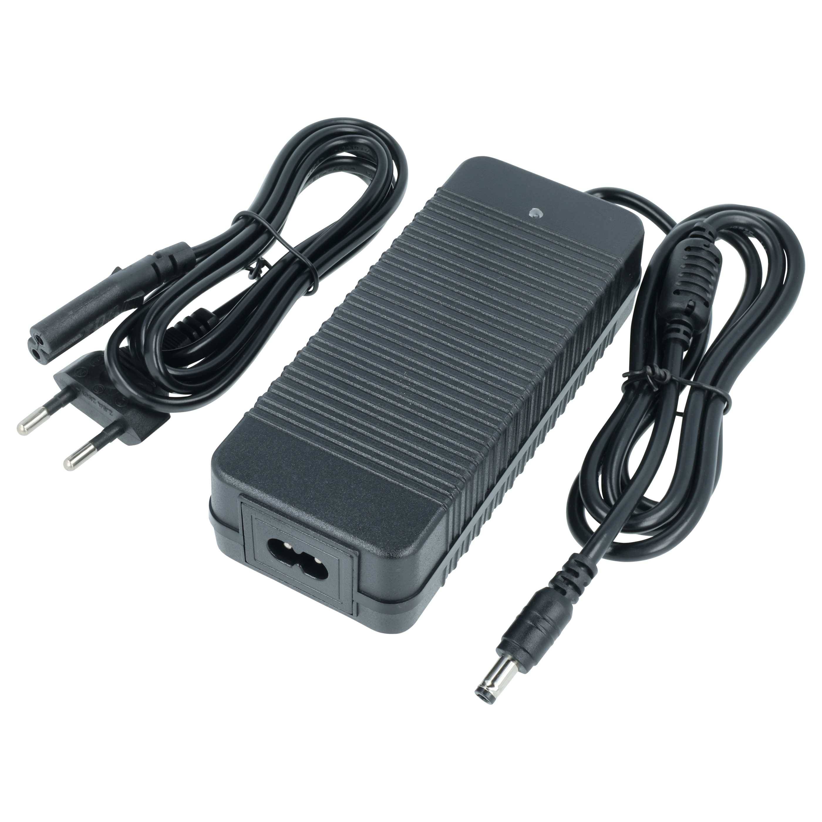 Ein schwarzer Stromadapter mit gerippter Oberfläche, begleitet von zwei Kabeln: eines mit einem zweipoligen Stecker und das andere mit einem zylindrischen Stecker.